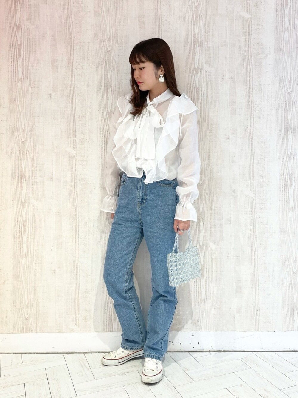 「へザー、Heather、デニムパンツ、コンバース、スニーカーコーデ、オトナカジュアル、春コーデ、ビーズバッグ、フリルブラウス、パンツコーデ」｜「Heatherのあいねねアソートリボンブラウス　940034（シャツ/ブラウス、ホワイト系）」を使った、ariさん（レディース・158cm）の春コーディネートの1枚目の写真
