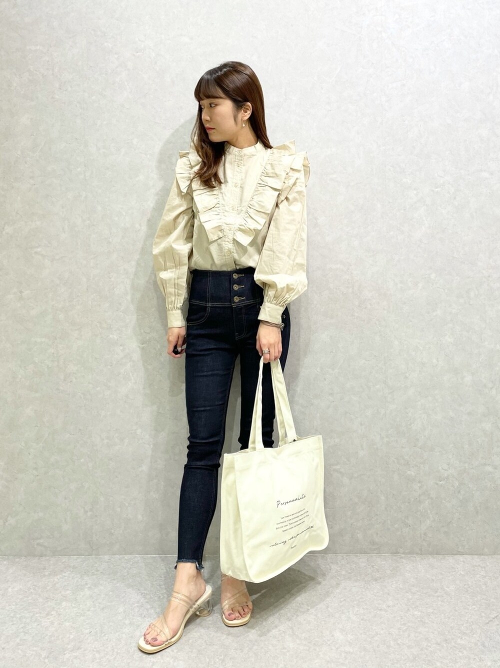 「シンプルスタイル、スキニーデニム、ダメージデニムパンツ、フリルブラウス、へザー、Heather、春コーデ、デニムパンツ、パンツコーデ、春めきシューズ」｜「HeatherのISKOダメージスキニー　837982（デニムパンツ、ブルー系）」を使った、ariさん（レディース・158cm）の春コーディネートの1枚目の写真