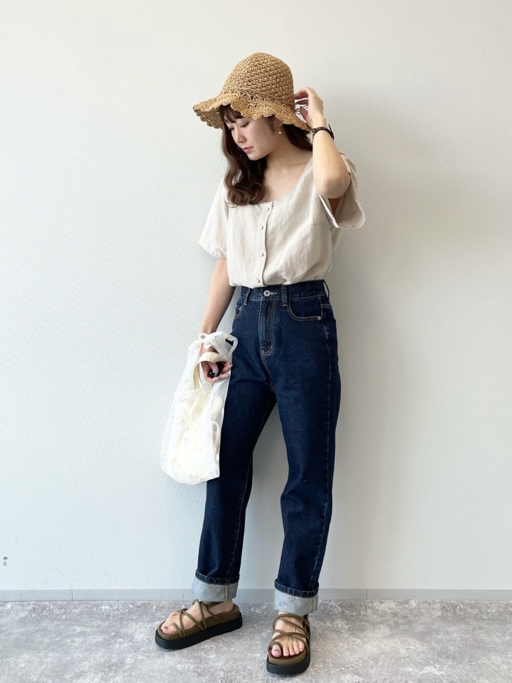 「へザー、Heather、デニムパンツ、春コーデ、夏コーデ、シンプルコーデ、カジュアルコーデ、ゆるコーデ、スポサン、ラフコーデ」｜「HeatherのKUROKIストレートデニム【美脚】　932604（デニムパンツ、ブルー系）」を使った、ariさん（レディース・158cm）の春コーディネートの1枚目の写真