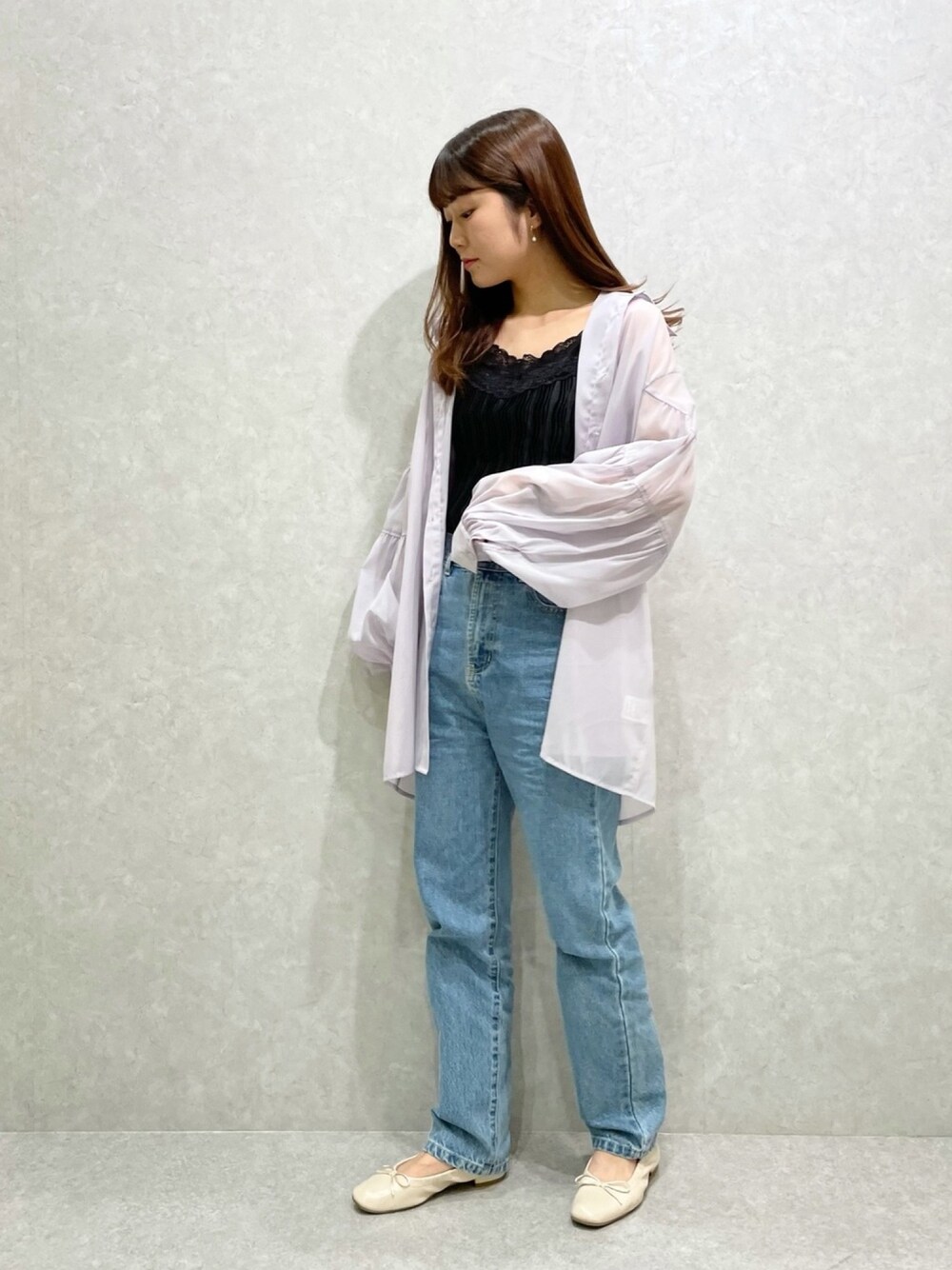 「春めきシューズ、パンツスタイル、春カラー、ゆるコーデ、デニムパンツ、バレエシューズ、へザー、Heather、春コーデ、シアーシャツ」｜「Heatherのサテンプリーツレースタンクトップ　936684（タンクトップ、ブラック系）」を使った、ariさん（レディース・158cm）の春コーディネートの1枚目の写真