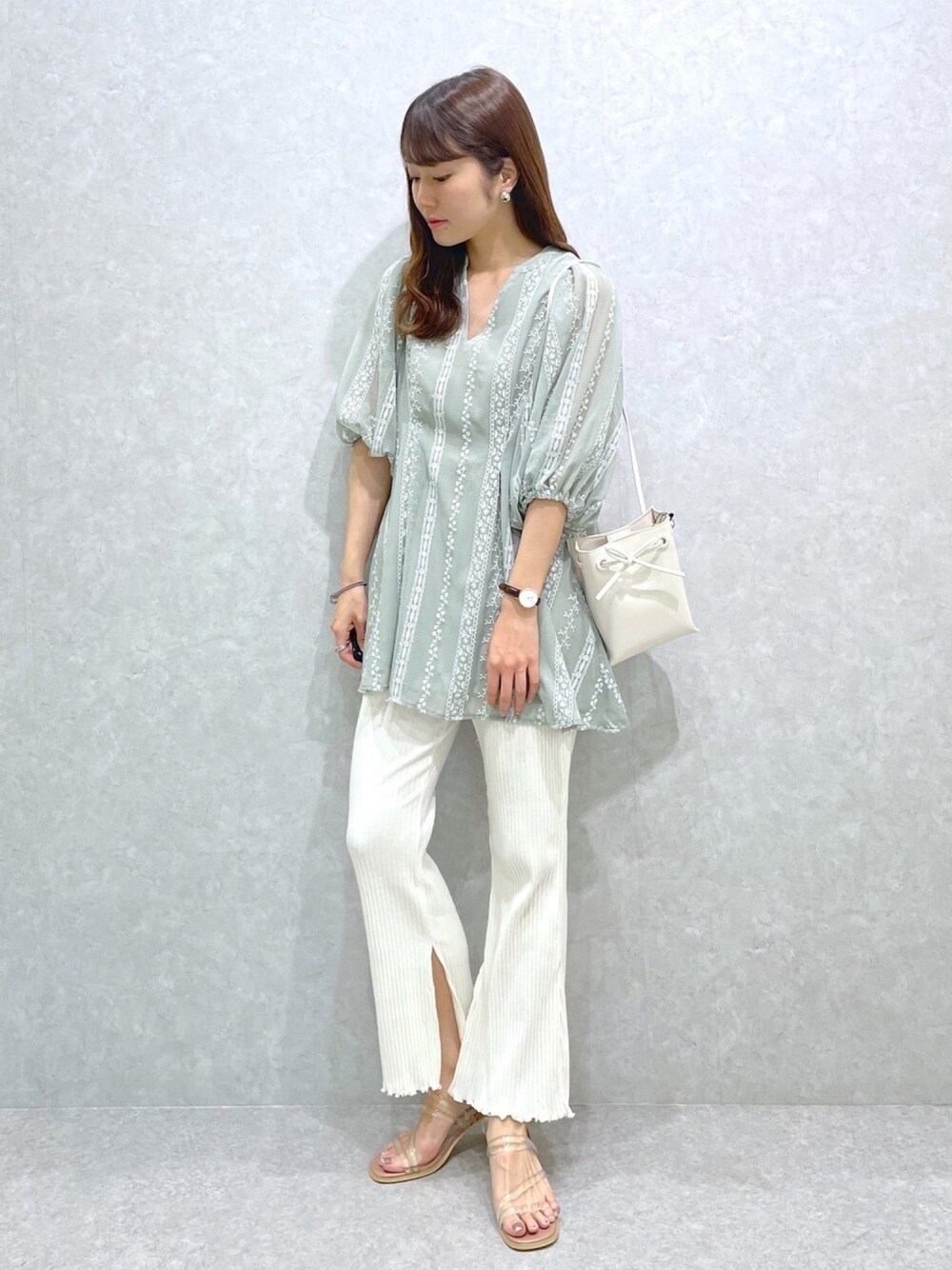 「これが私をアゲる服、パステルカラー、ミントグリーン、へザー、Heather、クリアサンダル、白パンツ、オトナカジュアル、夏コーデ、ミント」｜「Heatherのキーネックシシュウブラウス（5分袖）　948860（シャツ/ブラウス、グリーン系）」を使った、ariさん（レディース・158cm）の春コーディネートの1枚目の写真