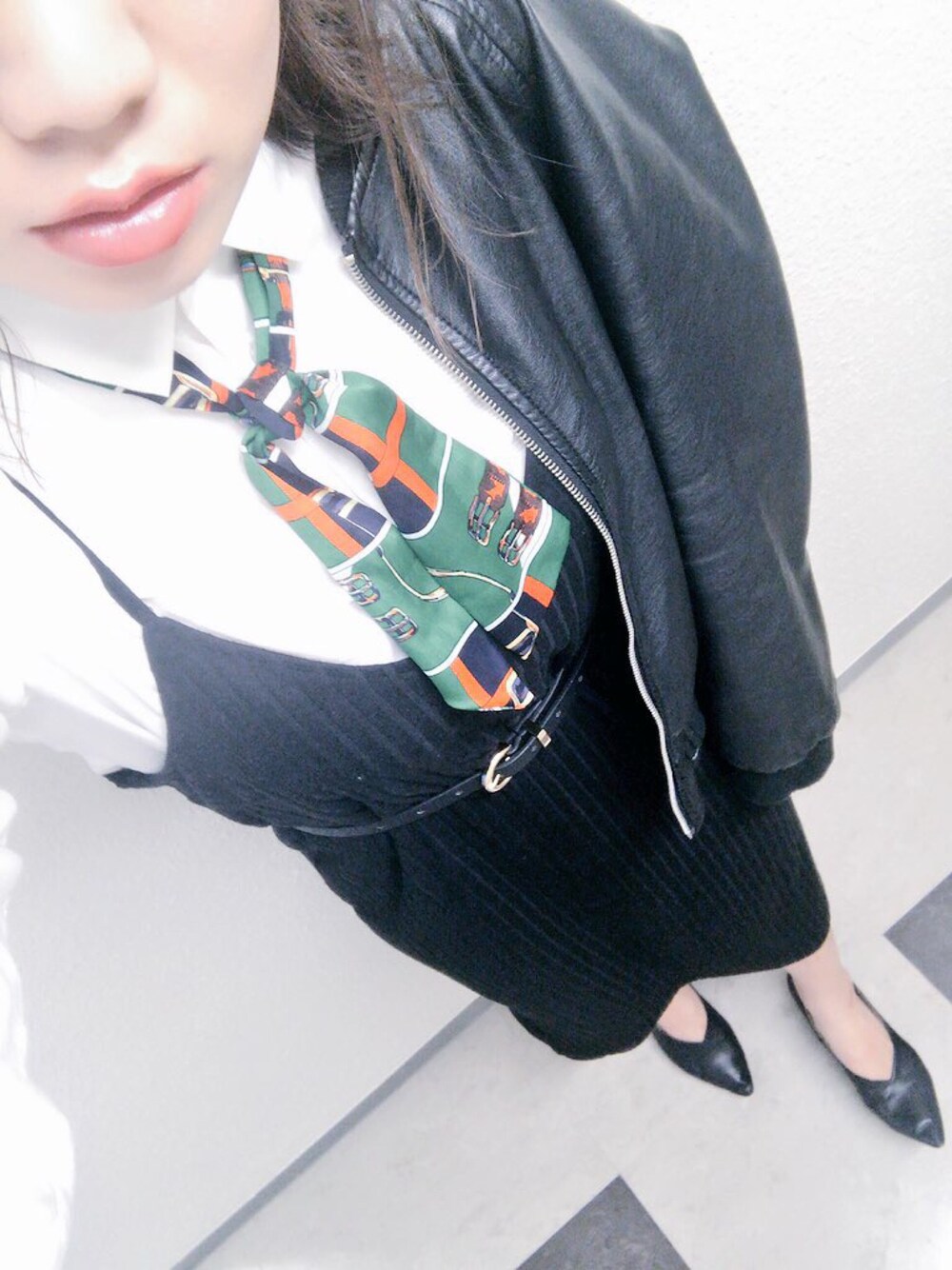 「ショッピング、モノトーン、ootd、シンプル、スカーフ、プチプラコーデ」｜「and it_のフェイクレザーブルゾン（ブルゾン、ブラック系）」を使った、いだちゃん【ねぇさんず】さん（レディース・157cm）の春コーディネートの1枚目の写真