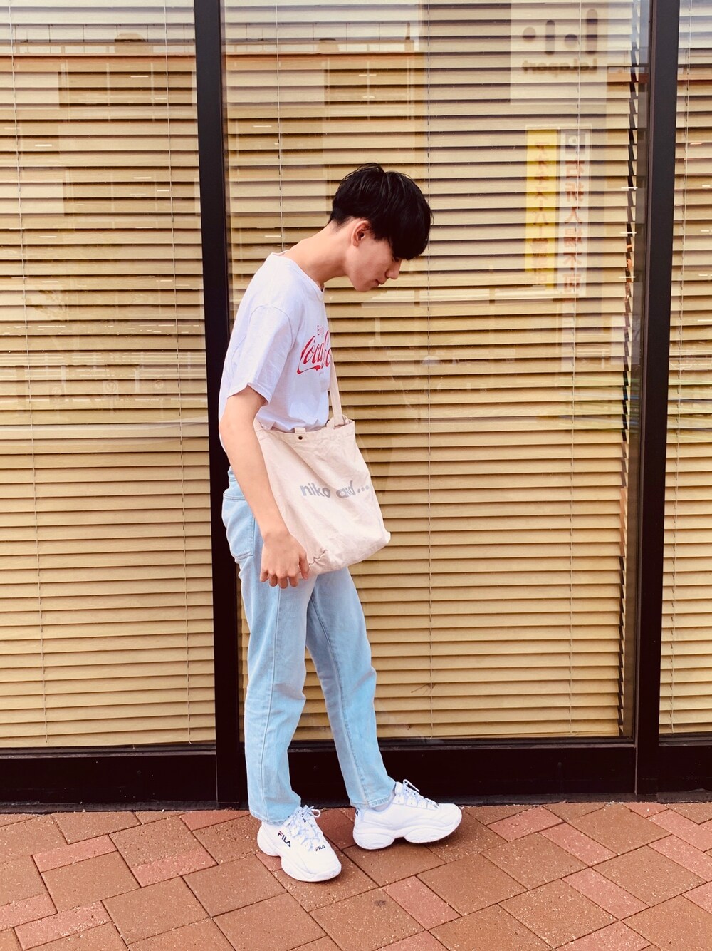 ホワイト系のTシャツ/カットソー、ホワイト系のスニーカーを着用したメンズの夏コーディネートの1枚目の写真