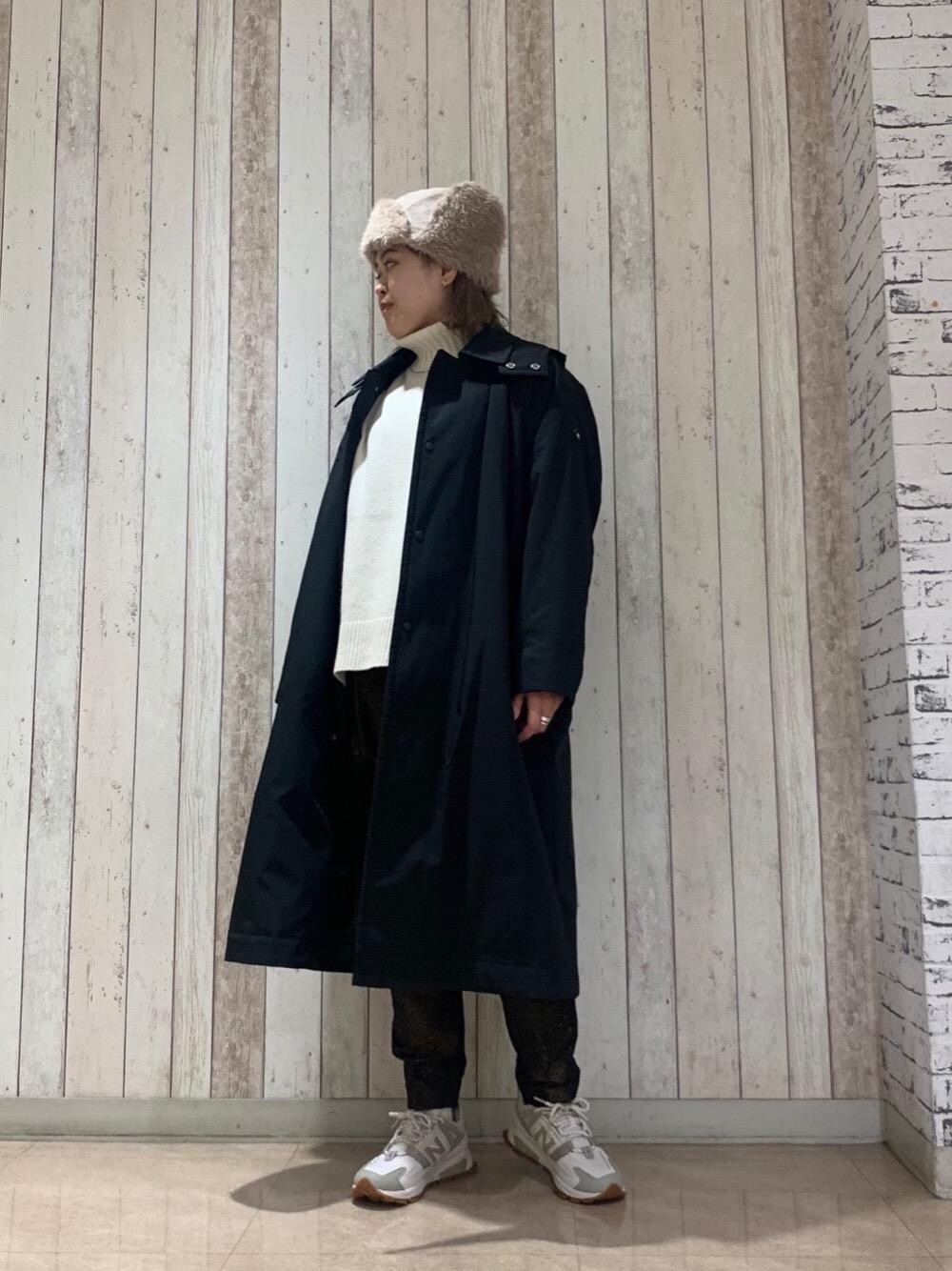 ホワイト系のニット/セーター、その他のその他パンツ、ベージュ系のスニーカーを着用したレディースの秋コーディネートの1枚目の写真