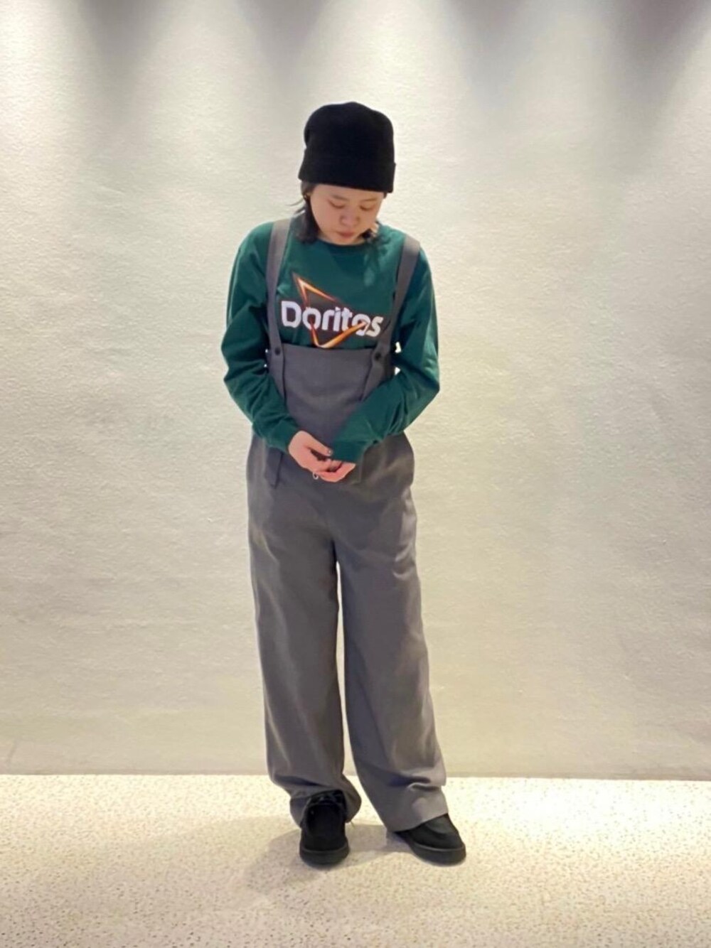 グリーン系のTシャツ/カットソー、ブラック系のブーツ、グレー系のその他パンツを着用したレディースの冬コーディネートの1枚目の写真