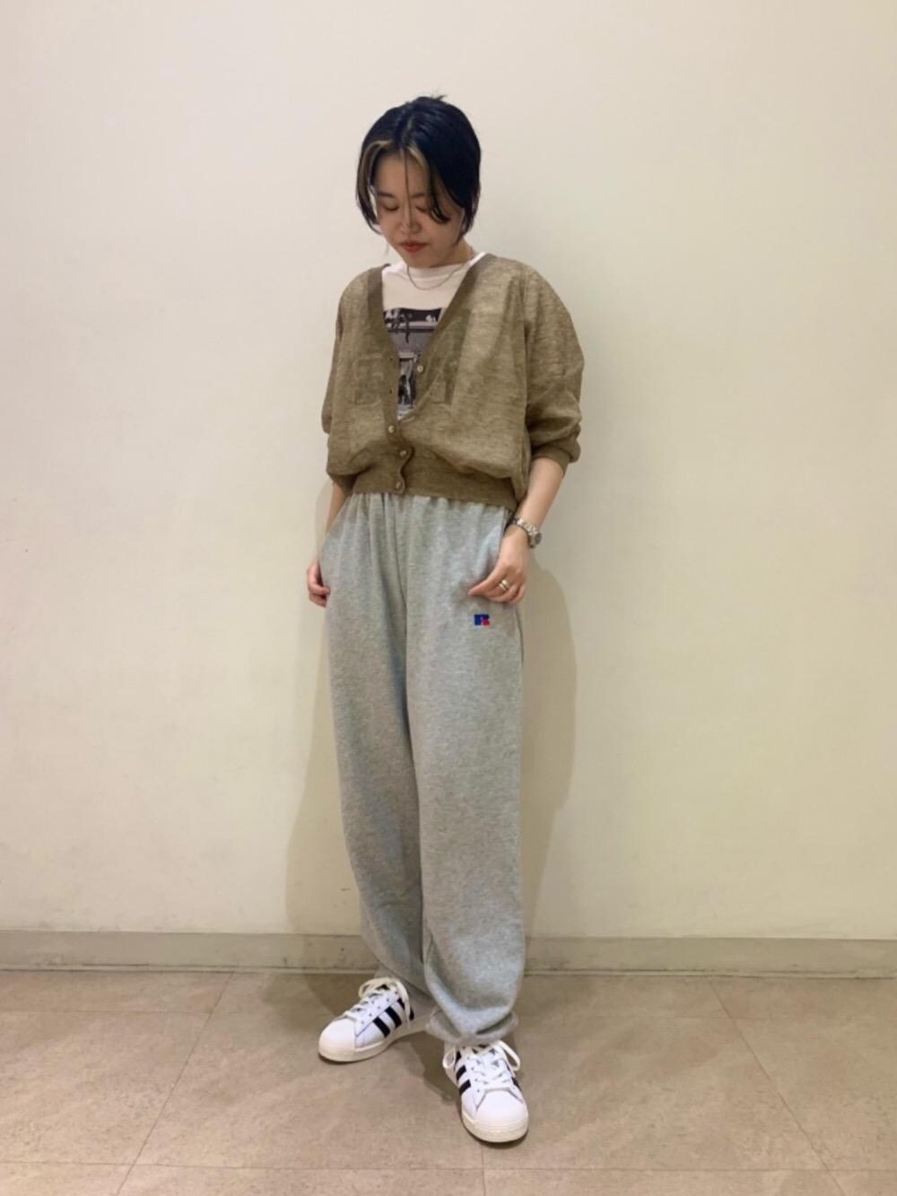 ホワイト系のスリッポン、ホワイト系のTシャツ/カットソー、イエロー系のカーディガン/ボレロを着用したレディースの夏コーディネートの1枚目の写真