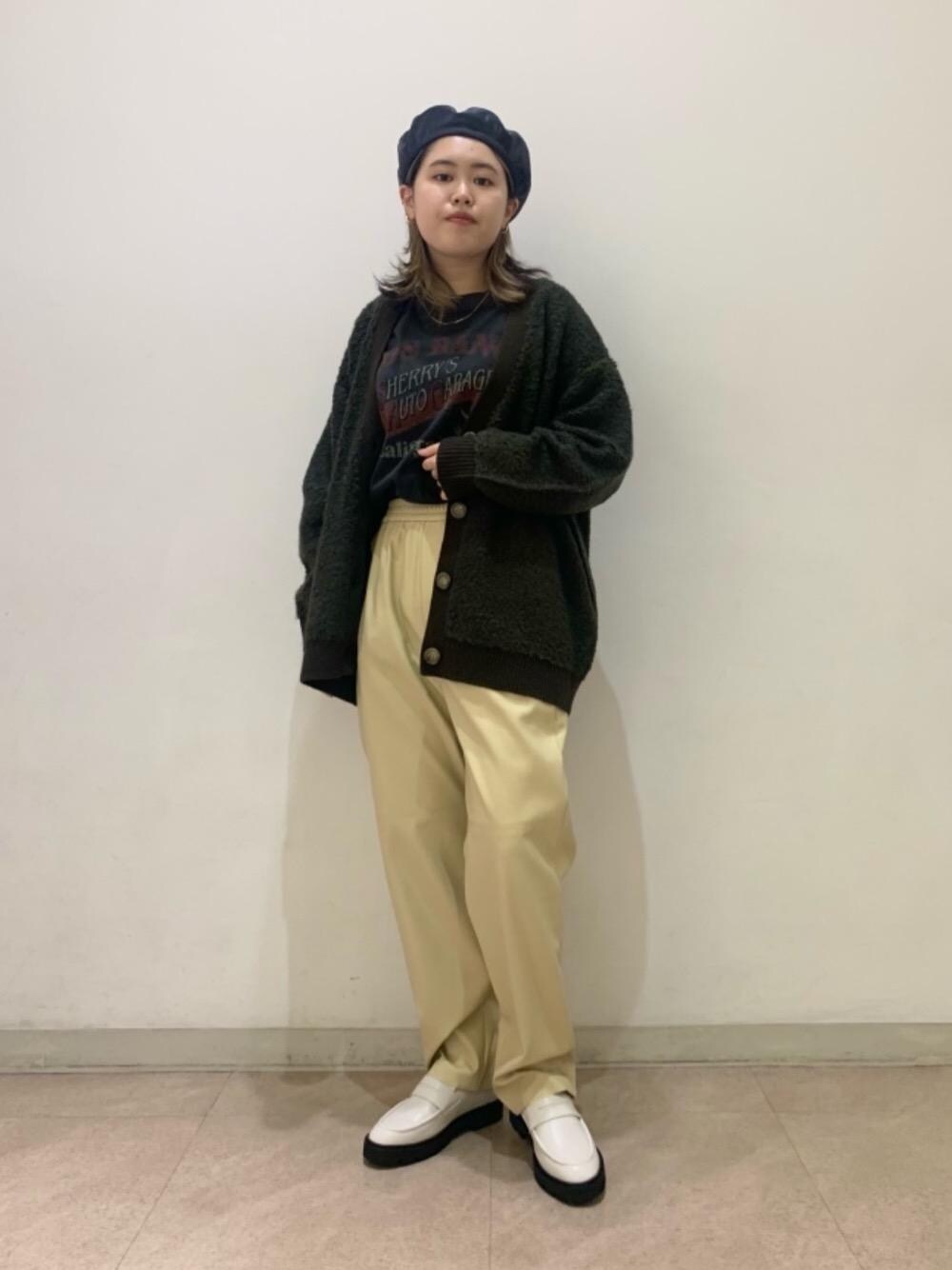 ベージュ系のその他パンツ、ブラック系のTシャツ/カットソー、グリーン系のカーディガン/ボレロを着用したレディースの秋コーディネートの1枚目の写真