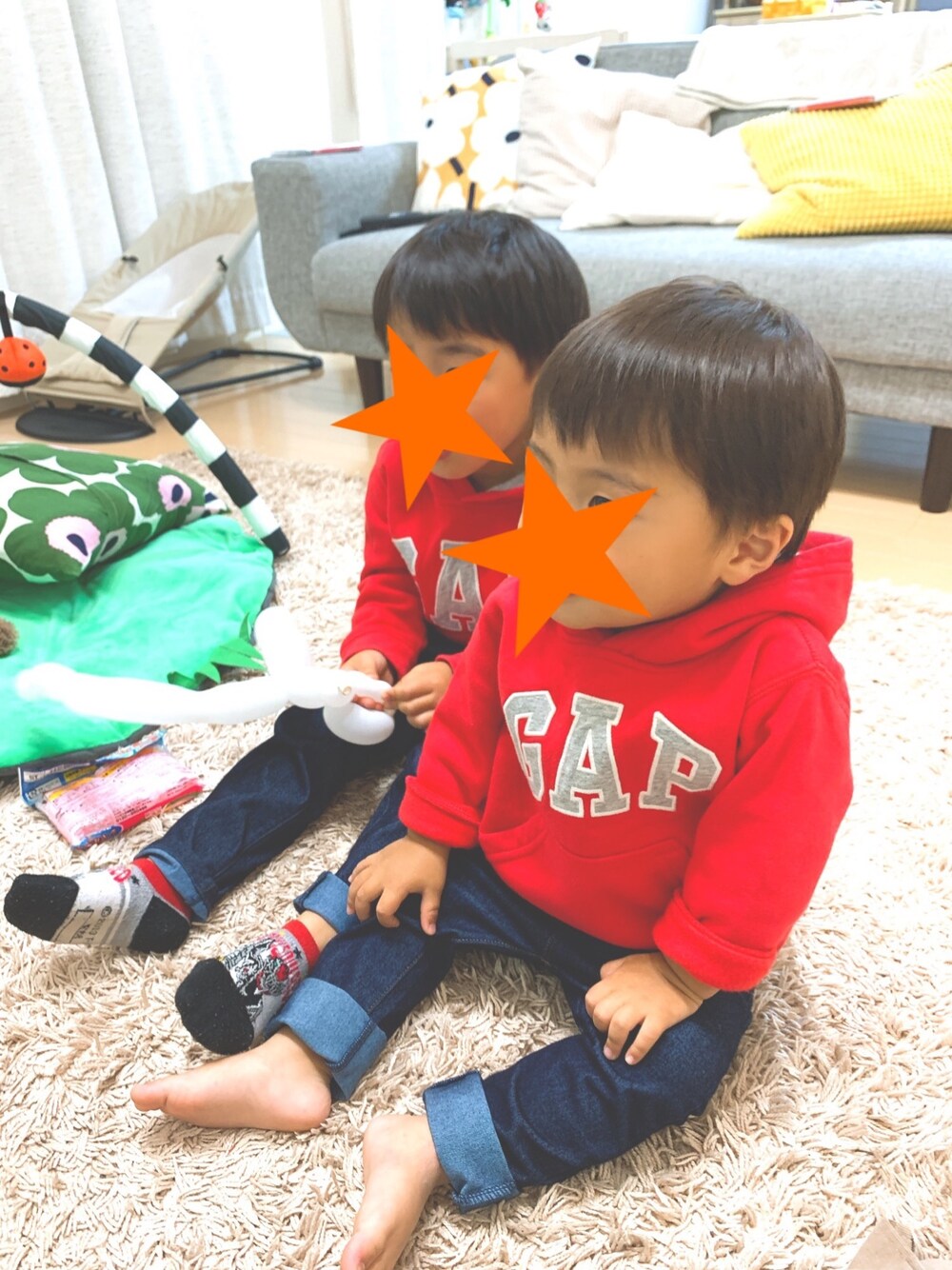 「キッズファッション、お揃いコーデ、男の子コーデ、きょうだいコーデ、パーカー」｜「babyGAPのアイテム（スウェット、レッド系）」を使った、m n t.さん（キッズ・110cm）の秋コーディネートの1枚目の写真