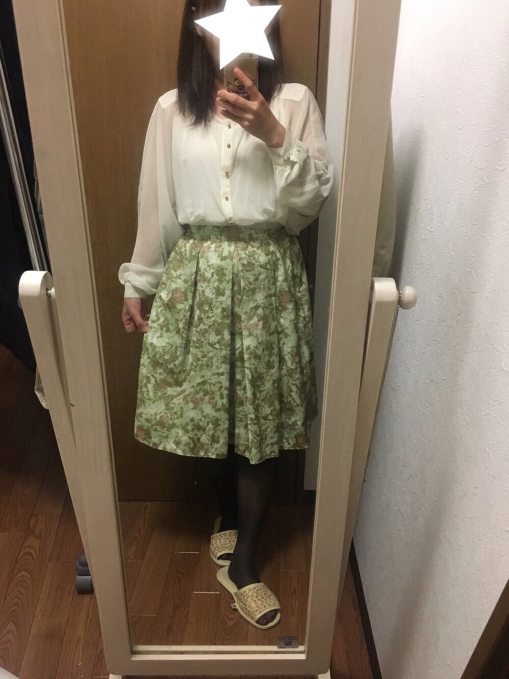 「黄緑、グリーン、花柄、花柄スカート、スカート、春コーデ」｜「UNITED ARROWSのcloset story（スカート、グリーン系）」を使った、えりつぃんさん（レディース・155cm）の春コーディネートの1枚目の写真