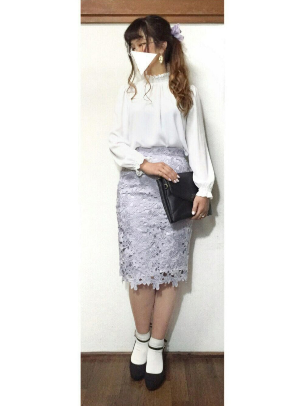 ホワイト系のシャツ/ブラウス、パープル系のスカート、ブラック系のパンプスを着用したレディースの春コーディネートの1枚目の写真