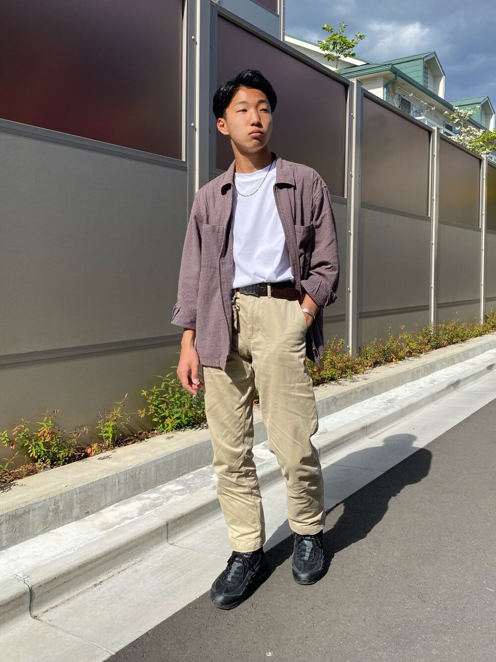 ベージュ系のチノパンツ、ブラウン系のシャツ/ブラウス、ブラック系のスニーカーを着用したメンズの春コーディネートの1枚目の写真