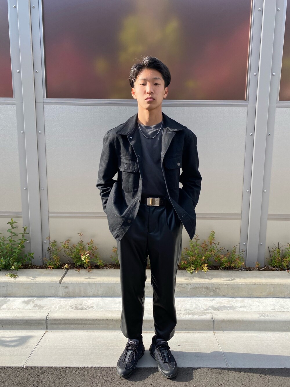 ブラック系のデニムジャケット、ブラック系のTシャツ/カットソー、ブラック系のその他パンツを着用したメンズの春コーディネートの1枚目の写真