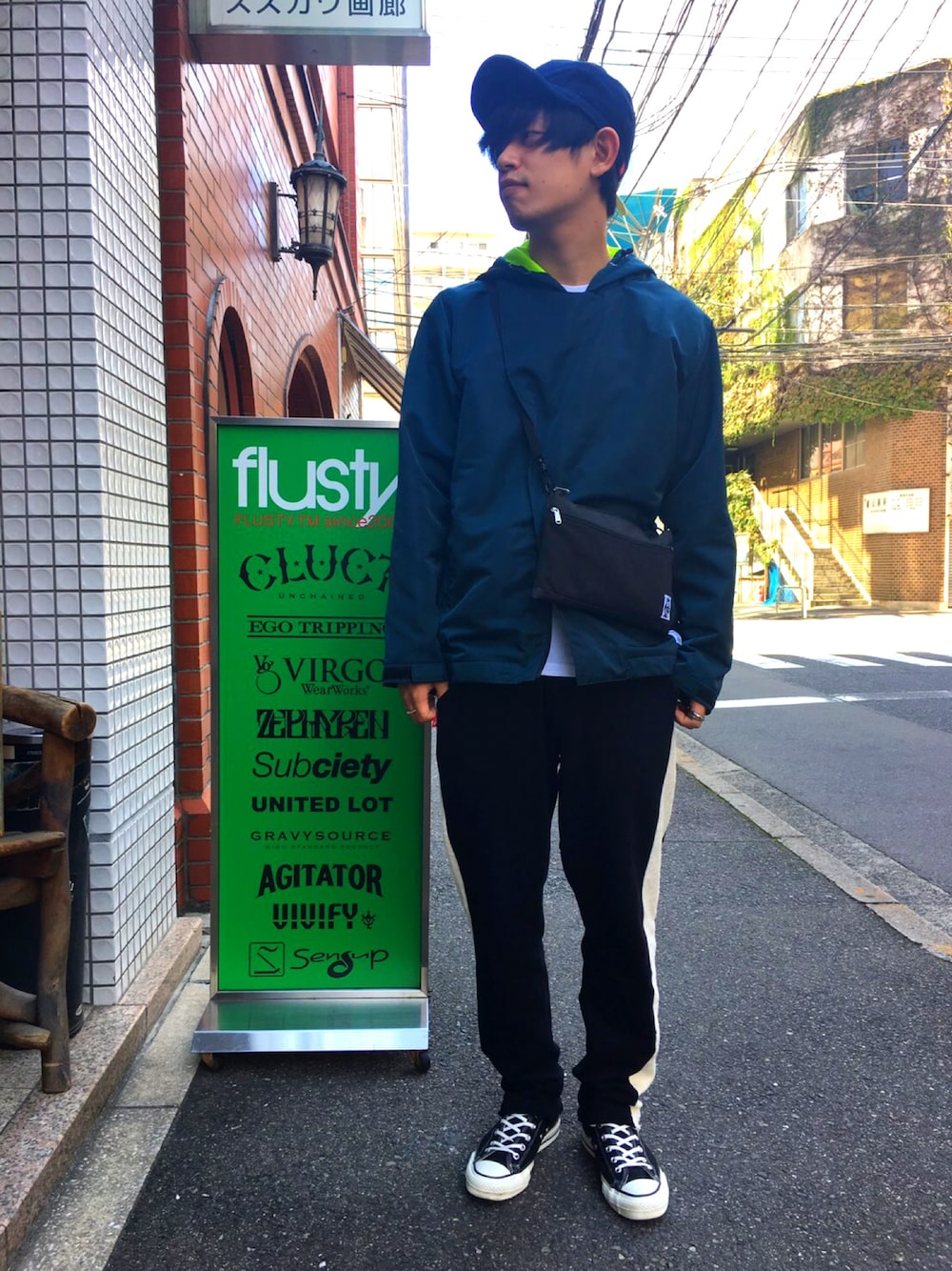 「VIRGO、ヴァルゴ、マウンテンパーカー、キャップ、ラインパンツ、converse、ALL STAR、サコッシュ、モードストリート、春コーデ」｜「VIRGOwearworksのUrban refraction mt parka（マウンテンパーカー、ブルー系）」を使った、みずさん（メンズ・173cm）の春コーディネートの1枚目の写真