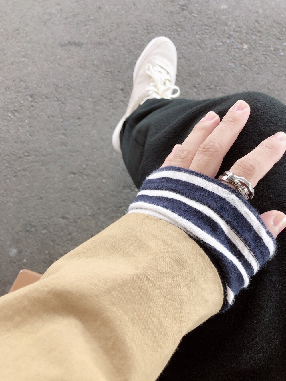 ベージュ系のステンカラーコート、ブルー系のTシャツ/カットソー、ブラック系のその他パンツを着用したメンズの秋コーディネートの1枚目の写真