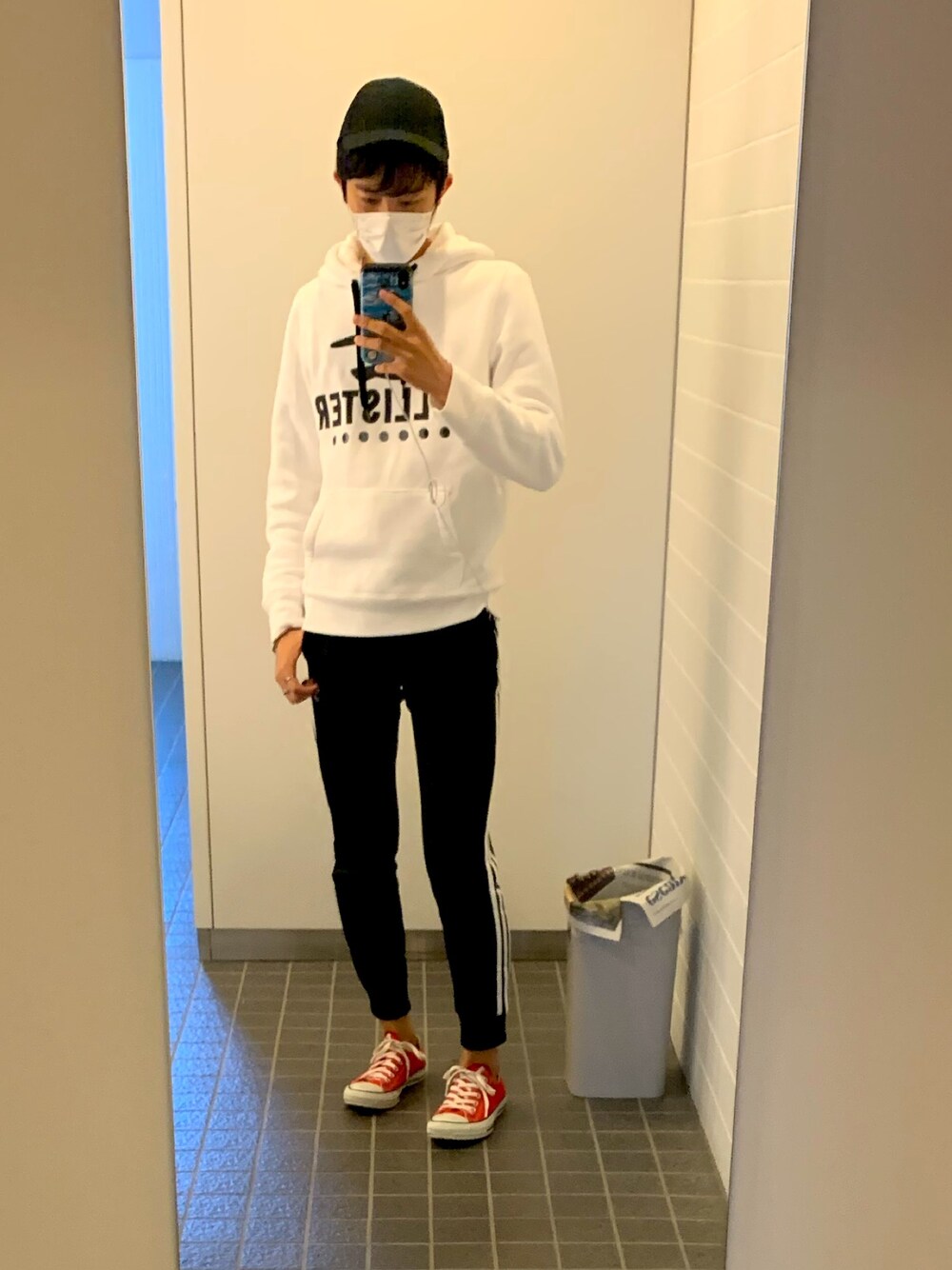 「converse、HOLLISTER、H&M、adidas originals、スニーカー、秋冬コーデ、学校、おしゃれさんと繋がりたい、いいね、save、フォローお願いします🤑、ootd」｜「adidas Originalsのアイテム（パンツ、ブラック系）」を使った、りくとさん（メンズ・170cm）の秋コーディネートの1枚目の写真