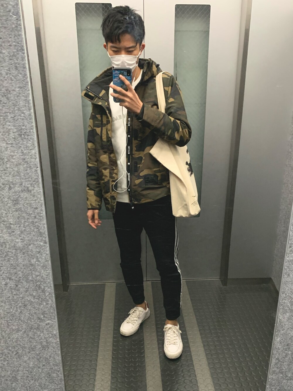 「大学生、Bershka、American Eagle、HOLLISTER、adidas originals、wtw、いいね、save、フォローお願いします🤑、おしゃれさんと繋がりたい、写真撮るの下手、スクールコーデ」｜「Hollisterのアイテム（ダウンジャケット/コート、その他）」を使った、りくとさん（メンズ・170cm）の秋コーディネートの1枚目の写真