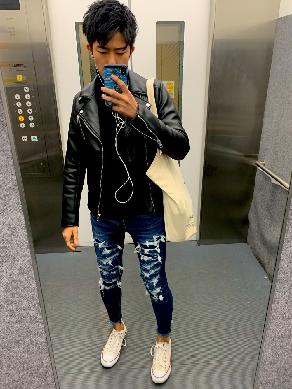 「秋冬コーデ、シンプル、ootd、American Eagle、UNIQLO、converse、H&M、wtw、school style、おしゃれさんと繋がりたい」｜「American Eagleのアイテム（その他パンツ、ブルー系）」を使った、りくとさん（メンズ・170cm）の秋コーディネートの1枚目の写真