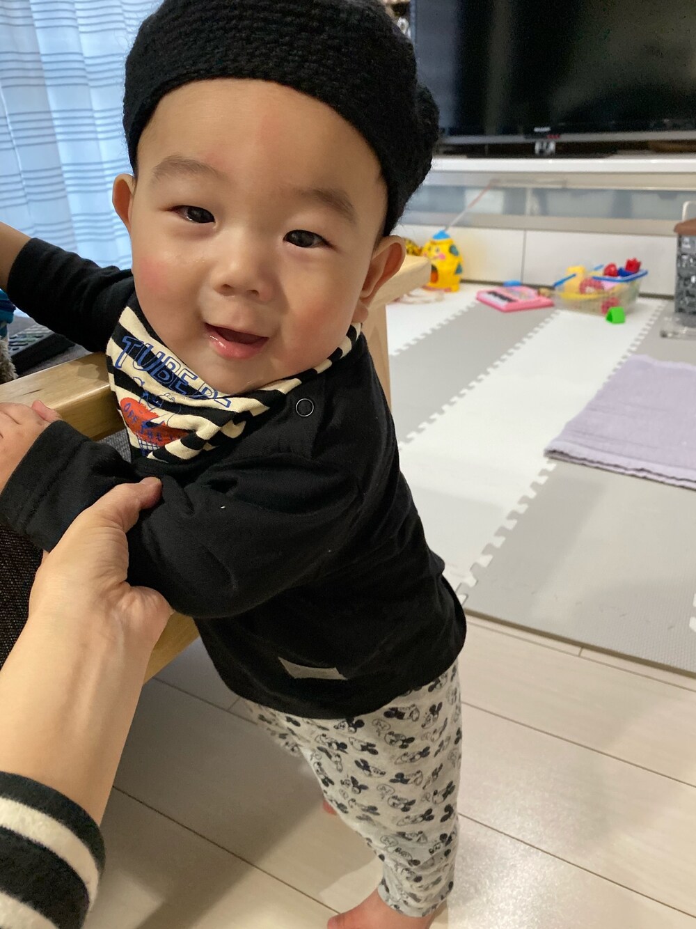 「生後7ヶ月、男の子、つかまり立ち、ベレー帽」｜「UNIQLOのアイテム（スラックス、グレー系）」を使った、Jinさん（キッズ・70cm）の秋コーディネートの1枚目の写真