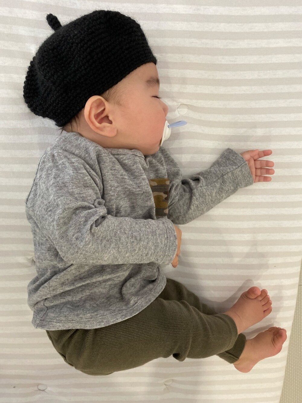 「生後7ヶ月、男の子、ベレー帽、ユニクロ」｜「UNIQLOのアイテム（スラックス、グリーン系）」を使った、Jinさん（キッズ・70cm）の秋コーディネートの1枚目の写真