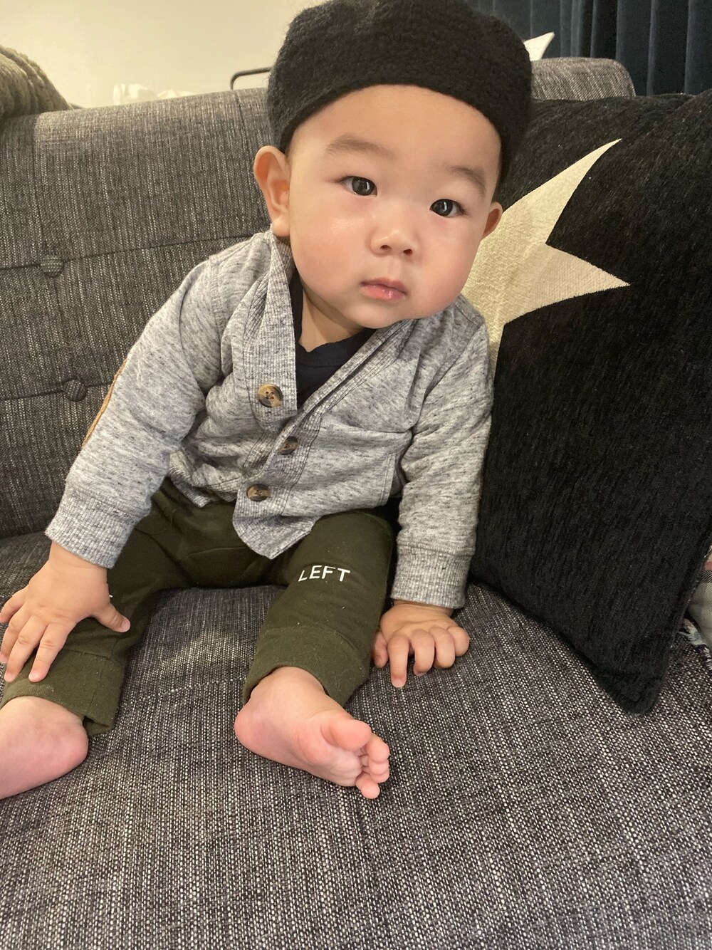 「生後7ヶ月、男の子、ベレー帽、スエット」｜「H&Mのアイテム（ジャケット/アウター、グレー系）」を使った、Jinさん（キッズ・70cm）の秋コーディネートの1枚目の写真