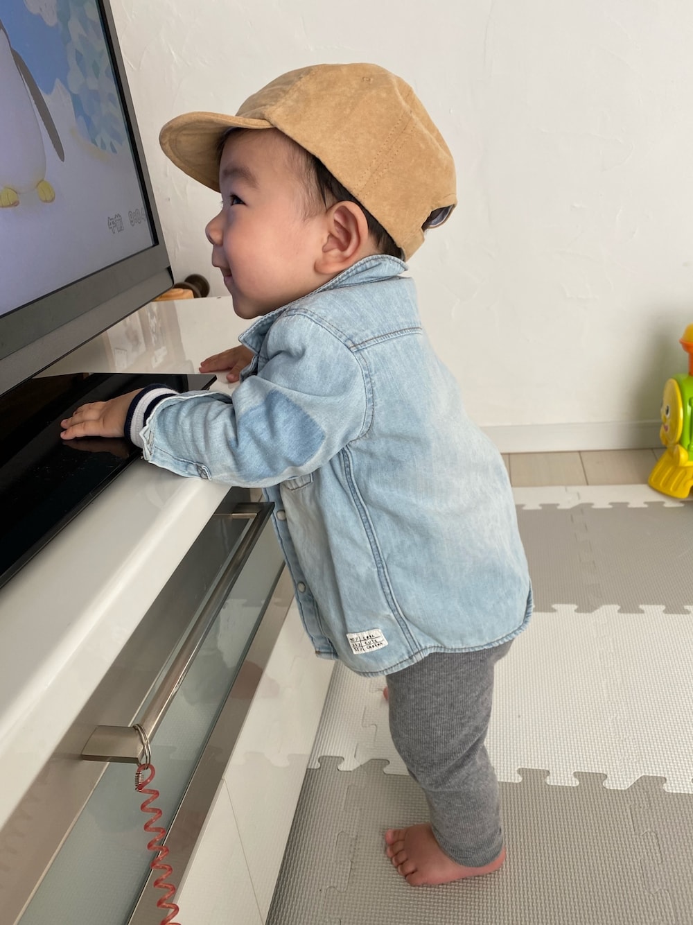 「生後9ヶ月、キャップ、男の子、デニムジャケット」｜「H&Mのアイテム（デニムジャケット、ブルー系）」を使った、Jinさん（キッズ・70cm）の冬コーディネートの1枚目の写真