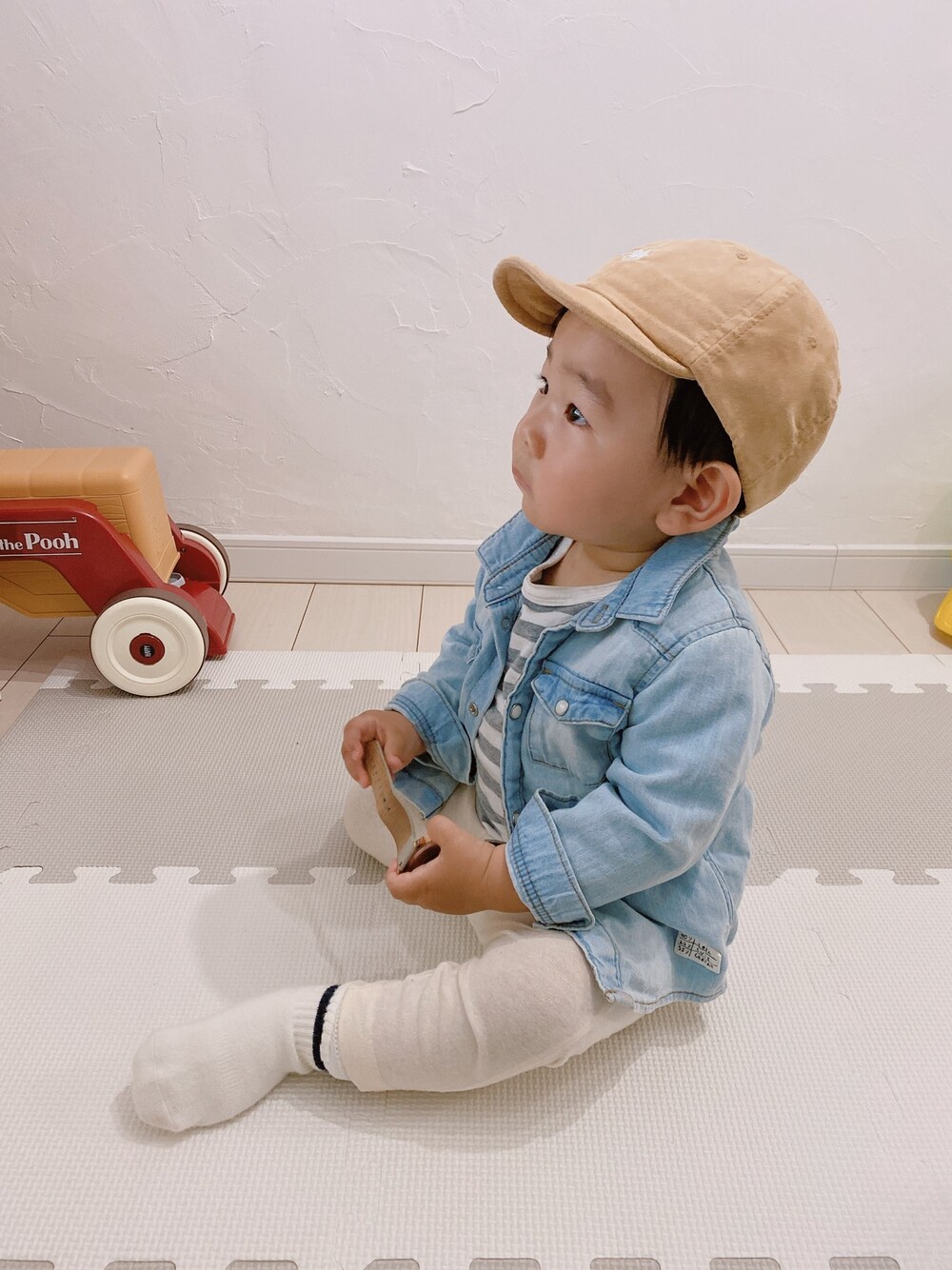 「男の子、一歳、デニムジャケット、ボーダー、キャップ」｜「H&Mのアイテム（デニムジャケット、ブルー系）」を使った、Jinさん（キッズ・70cm）の春コーディネートの1枚目の写真