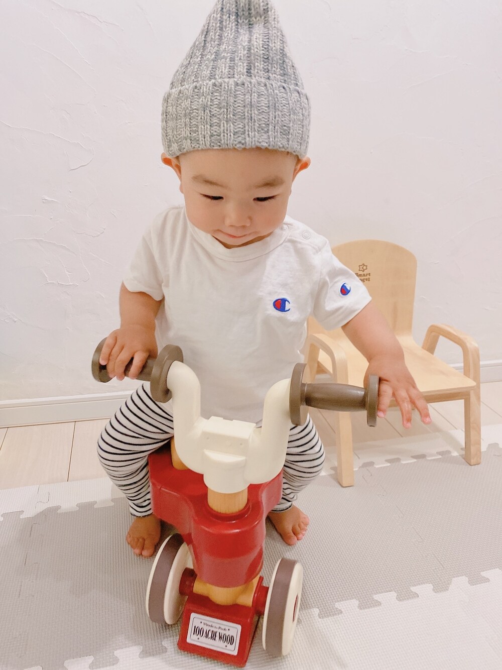 「一歳、男の子、ボーダー、チャンピオン、ニット帽」｜「Championのアイテム（Tシャツ/カットソー、ホワイト系）」を使った、Jinさん（キッズ・70cm）の春コーディネートの1枚目の写真