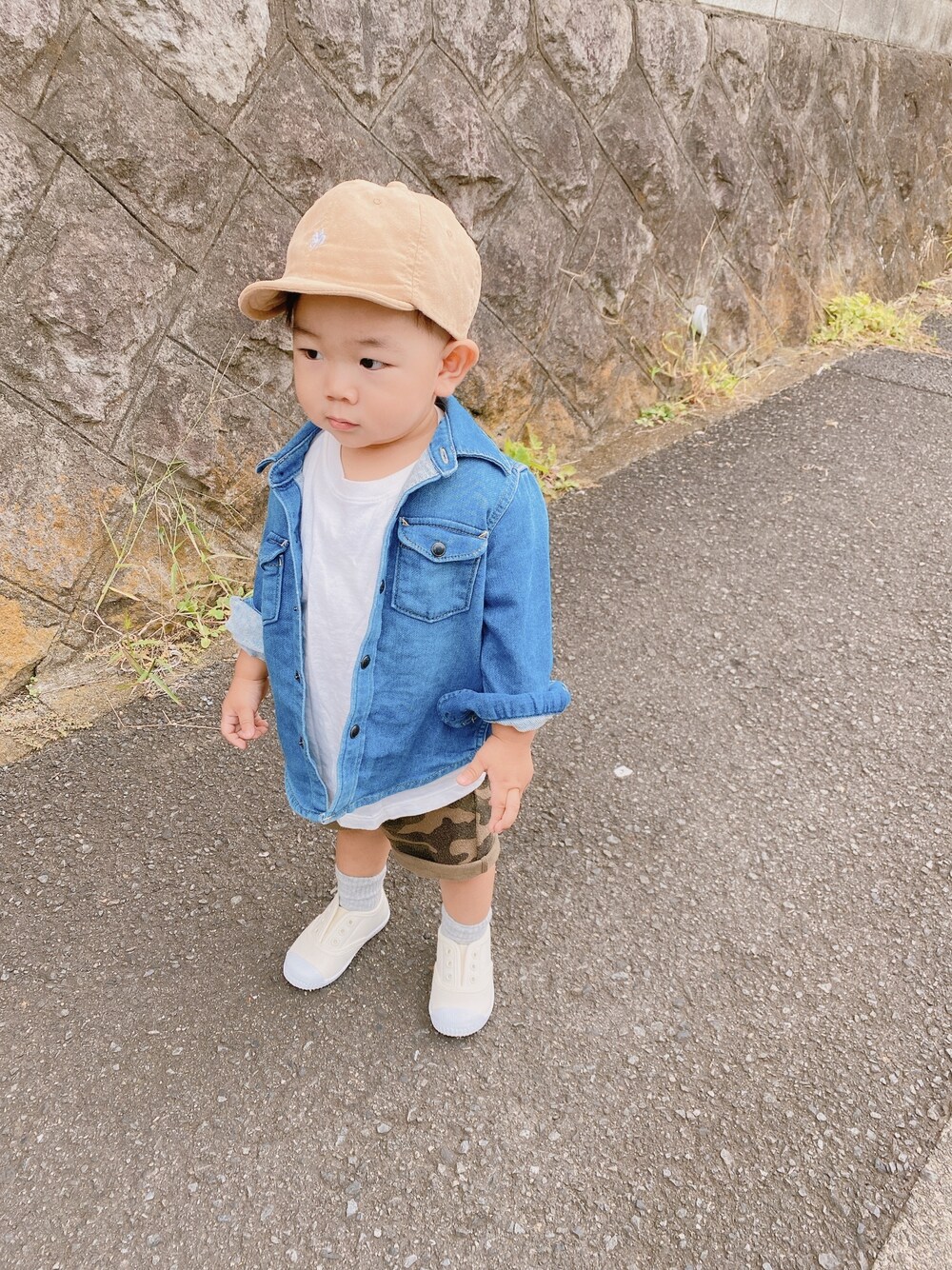 「一歳、男の子、デニムシャツ、キャップ」｜「babyGAPのアイテム（デニムジャケット、ブルー系）」を使った、Jinさん（キッズ・70cm）の秋コーディネートの1枚目の写真