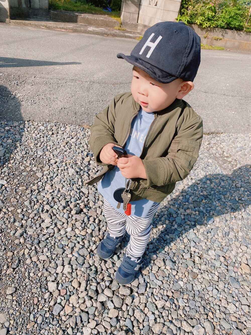 「一歳、男の子、MA-1、プチプラ」｜「Birthdayのアイテム（Tシャツ/カットソー、ブルー系）」を使った、Jinさん（キッズ・70cm）の秋コーディネートの1枚目の写真