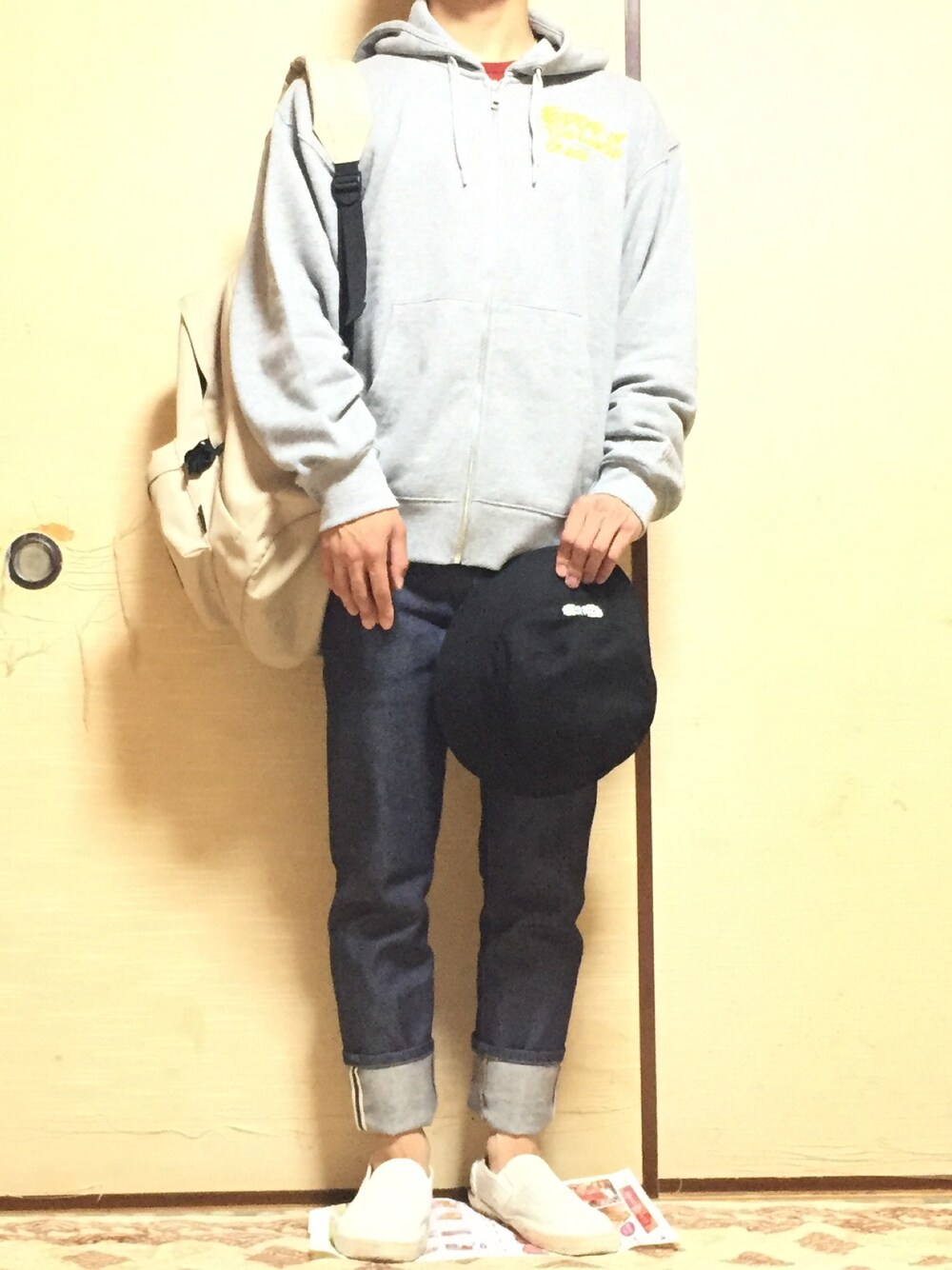 「おしゃれさんと繋がりたい、ゆるコーデ、大人カジュアル、プチプラ、デニムパンツ、低身長、リュック、バケットハット、キムジョーンズ、鬼ロールアップ」｜「GUのアイテム（パーカー、グレー系）」を使った、動画投稿 さすらいの唄い手さん（メンズ・165cm）の春コーディネートの1枚目の写真