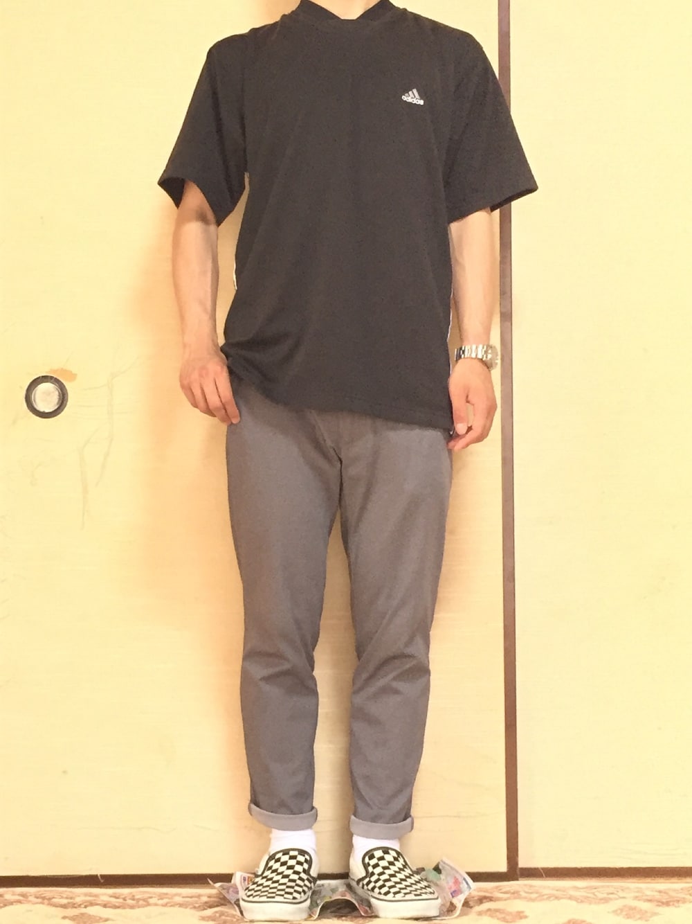 「お洒落さんとつながりたい、ラフ、オーバーサイズ、ビックシルエット、古着、低身長、古着コーデ、アディダス、白ソックス、vans slip on」｜「adidasのアイテム（Tシャツ/カットソー、ブラック系）」を使った、動画投稿 さすらいの唄い手さん（メンズ・165cm）の春コーディネートの1枚目の写真