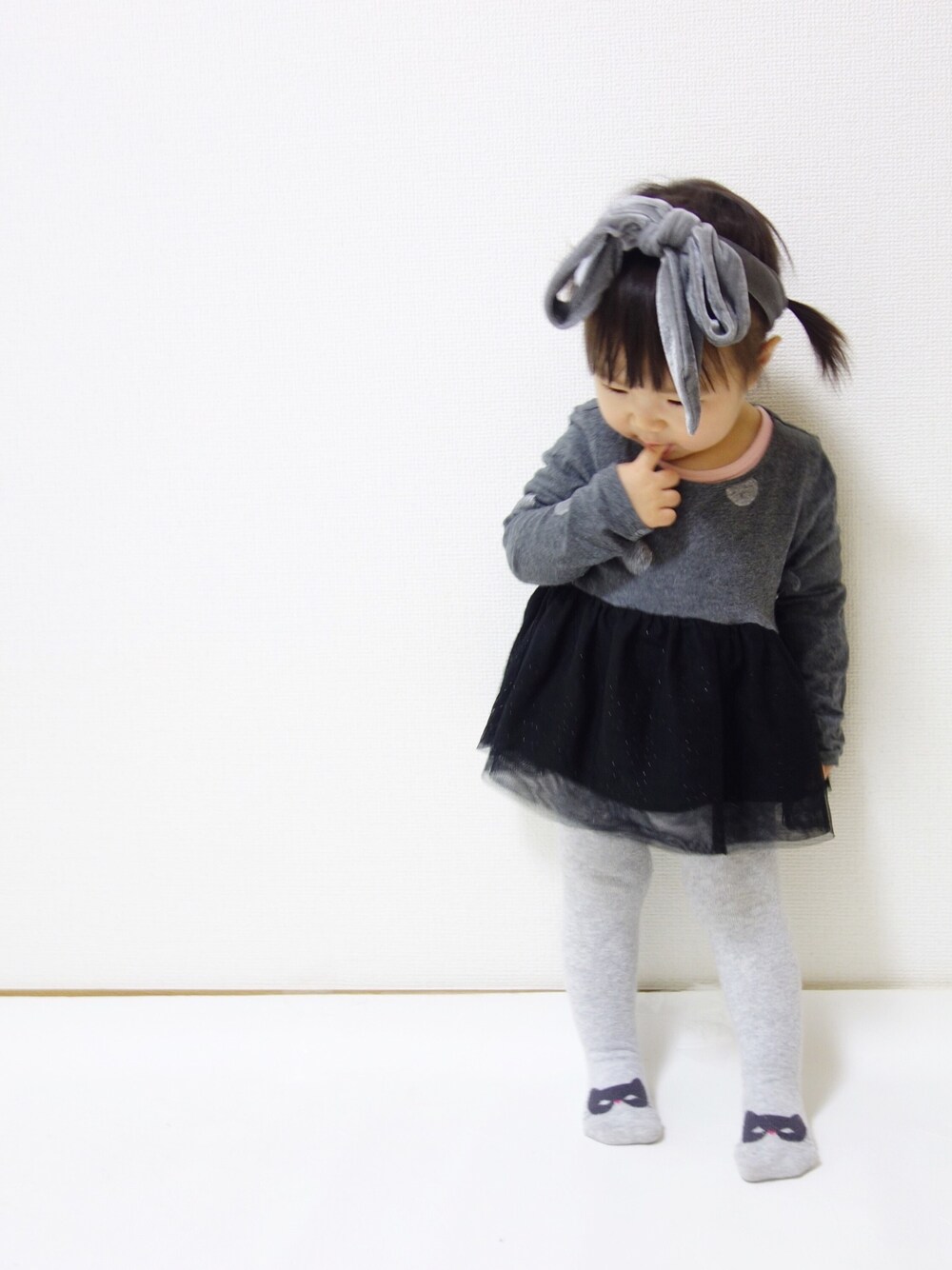 「キッズファッション、女の子コーデ、80cm、1歳5ヶ月、グレーコーデ、ヘアリボン、GU、チュールワンピ、キッズコーデ、プチプラコーデ」｜「babyGAPのアイテム（ワンピース、グレー系）」を使った、KAEDE🍁さん（キッズ・80cm）の夏コーディネートの1枚目の写真