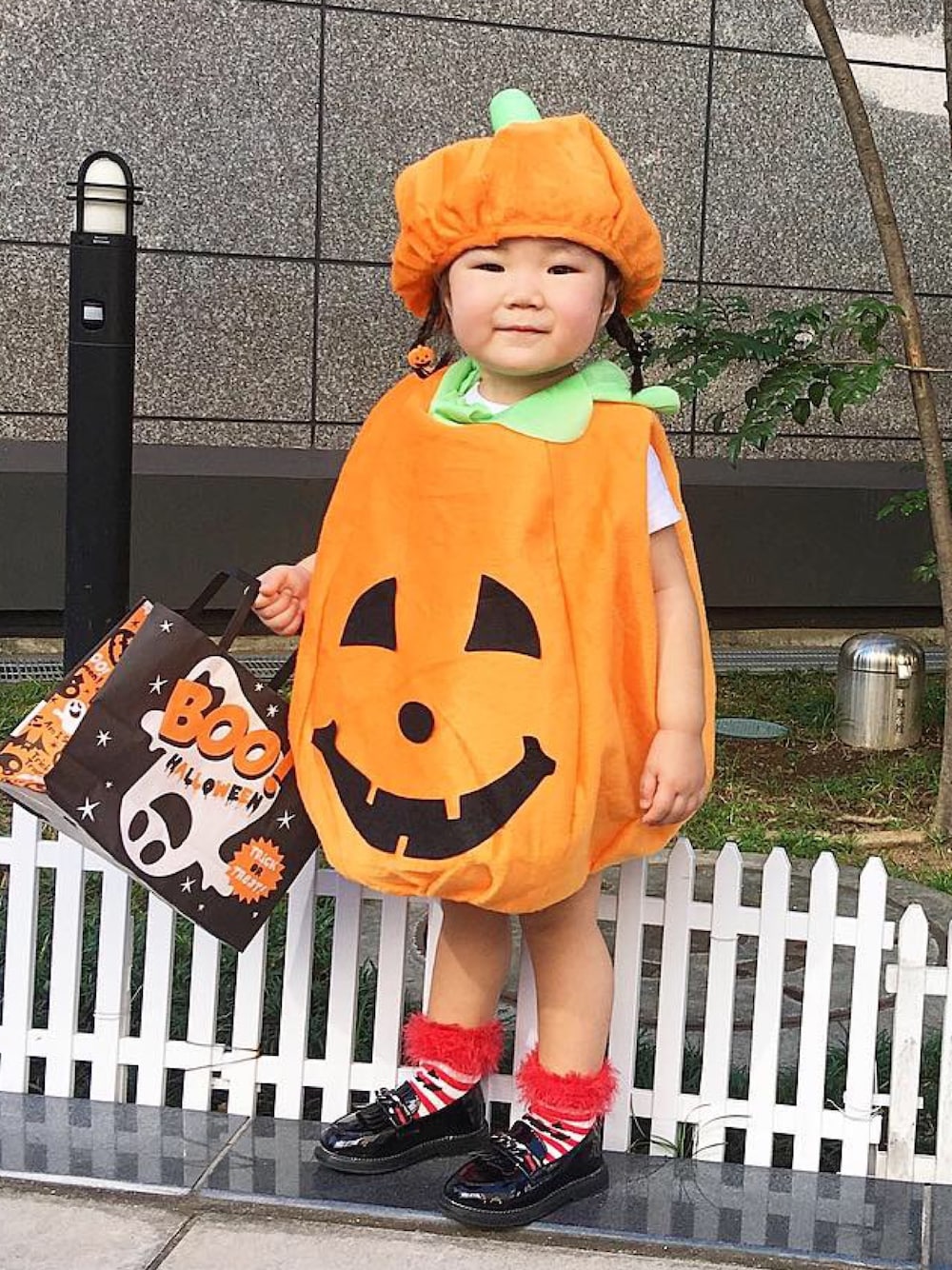 「ハロウィンコーデ、ハロウィン、かぼちゃ、仮装、コスプレ、2歳、おんなのこコーデ、プチプラコーデ、プチプラ、オレンジコーデ」｜「DAISOのアイテム（コスチューム/パーティーグッズ、オレンジ系）」を使った、KAEDE🍁さん（キッズ・90cm）の冬コーディネートの1枚目の写真