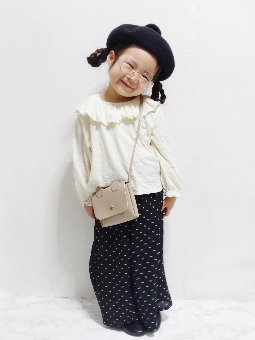 「春コーデ、春めきシューズ、バレエシューズ、BREEZE、カジュアルコーデ、プチプラ、女の子、バースデイ、ドット、メガネ女子」｜「Birthdayのアイテム（トップス、ホワイト系）」を使った、KAEDE🍁さん（キッズ・100cm）の春コーディネートの1枚目の写真