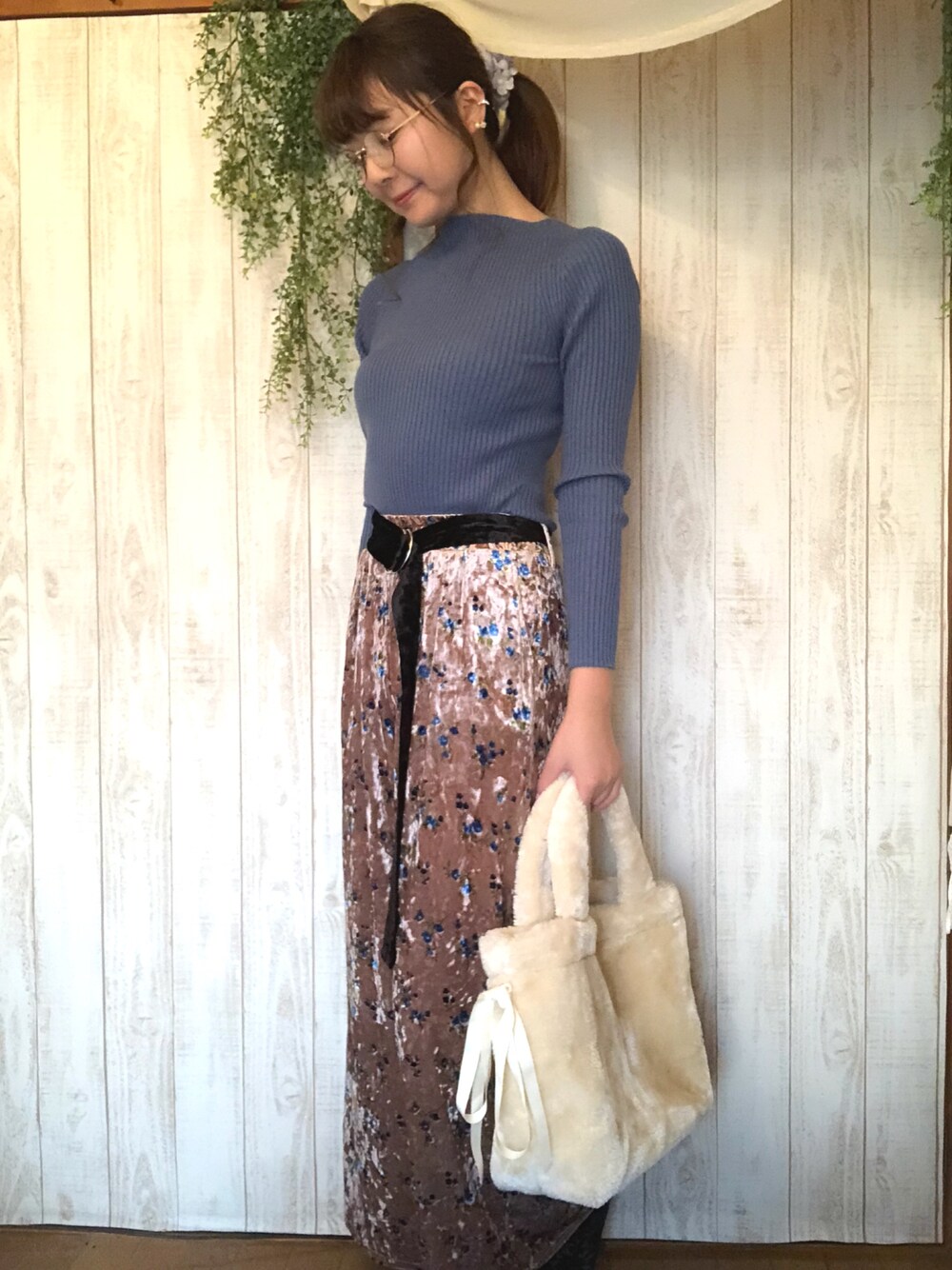 「花柄パンツ、ベロア、ベロアパンツ、めがね」｜「Astoriaのアイテム（ニット/セーター、ブルー系）」を使った、Myaさん（レディース・168cm）の冬コーディネートの1枚目の写真