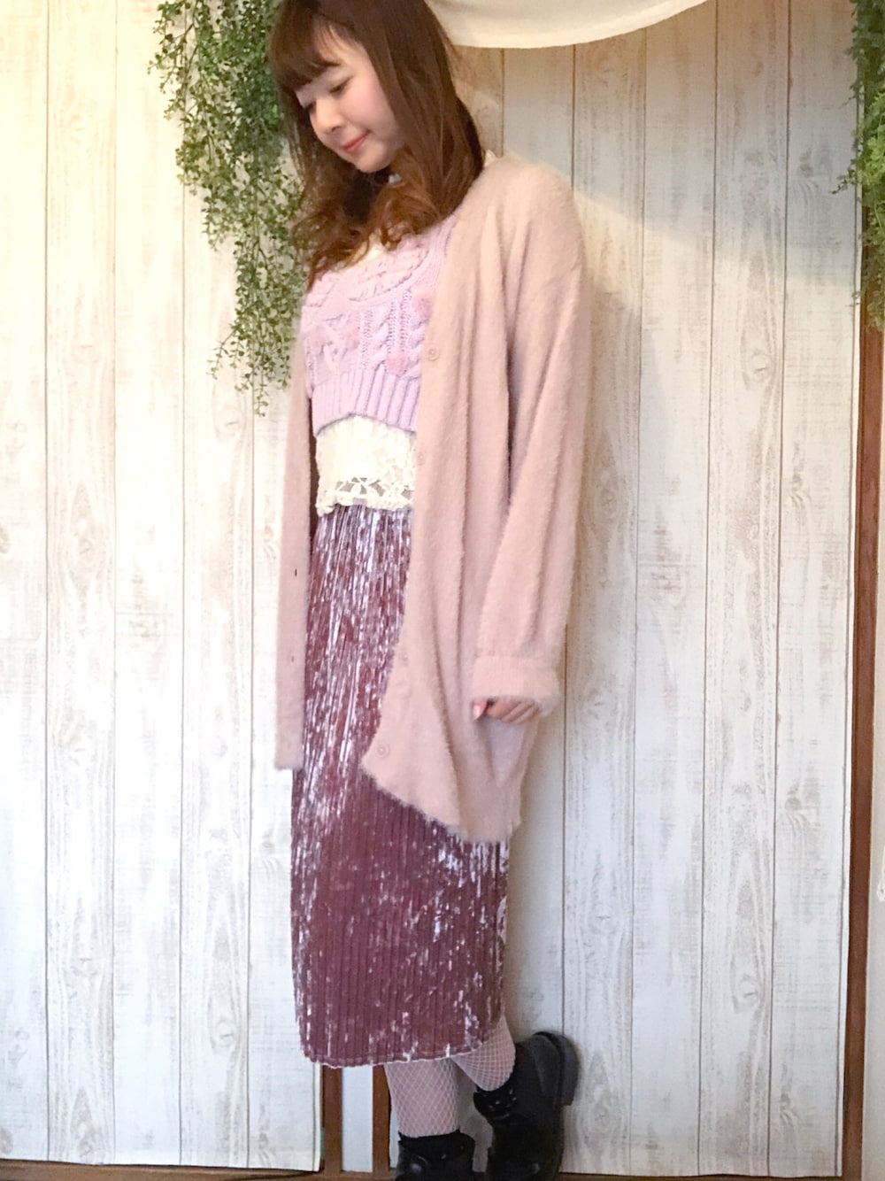 「春コーデ、ピンクコーデ、春」｜「INGNIのフェザーミドル丈カーディガン/レディース-2017AW-（カーディガン/ボレロ、ピンク系）」を使った、Myaさん（レディース・168cm）の冬コーディネートの1枚目の写真