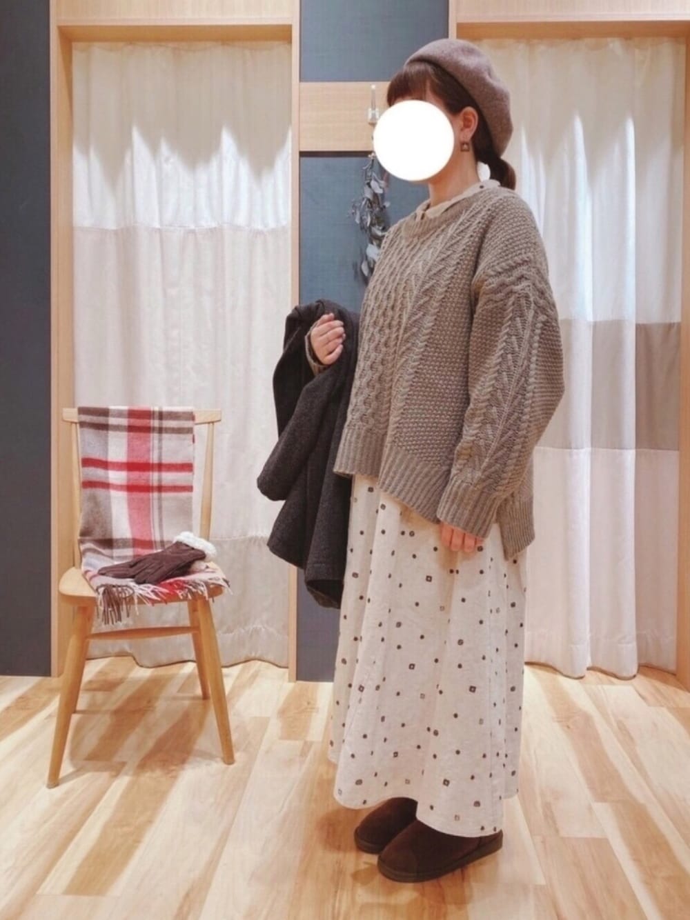 「サマンサ モスモス(Samansa Mos2)、Samansa Mos2、サマンサモスモス、ガーリー、アウター、ブラウンニット、ベレー帽、ムートンブーツ、ワンピース、チョコレート」｜「Samansa Mos2の杢バスクベレー（ハンチング/ベレー帽、ブラウン系）」を使った、m o eさん（レディース・152cm）の秋コーディネートの1枚目の写真