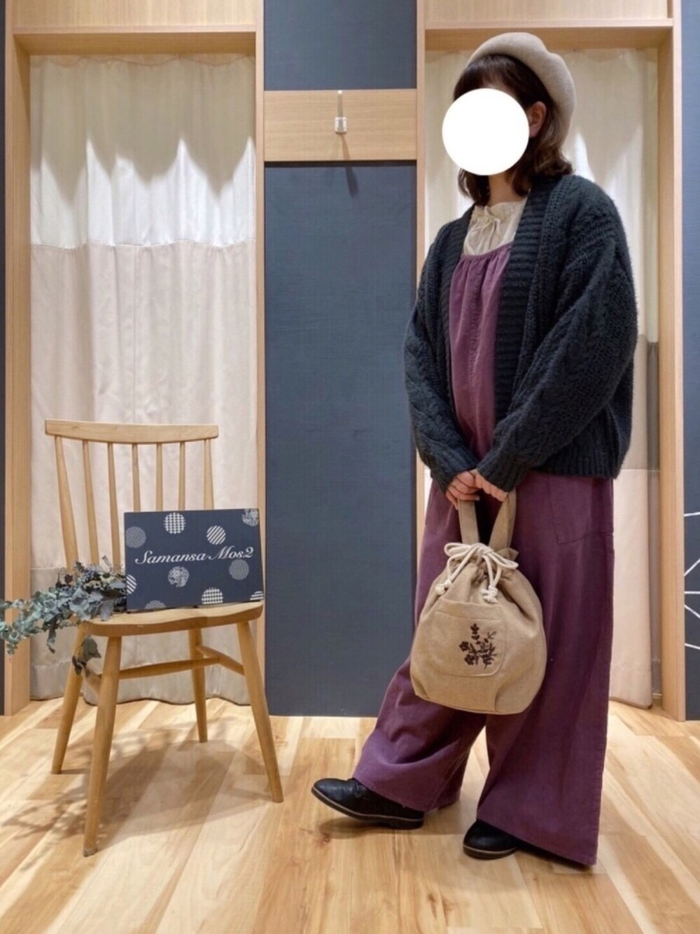 ベージュ系のシャツ/ブラウス、ブラック系のカーディガン/ボレロ、パープル系のその他パンツを着用したレディースの冬コーディネートの1枚目の写真