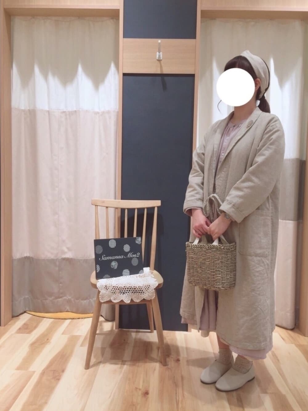 ピンク系のワンピース、ベージュ系のその他アウター、ホワイト系のショルダーバッグを着用したレディースの春コーディネートの1枚目の写真