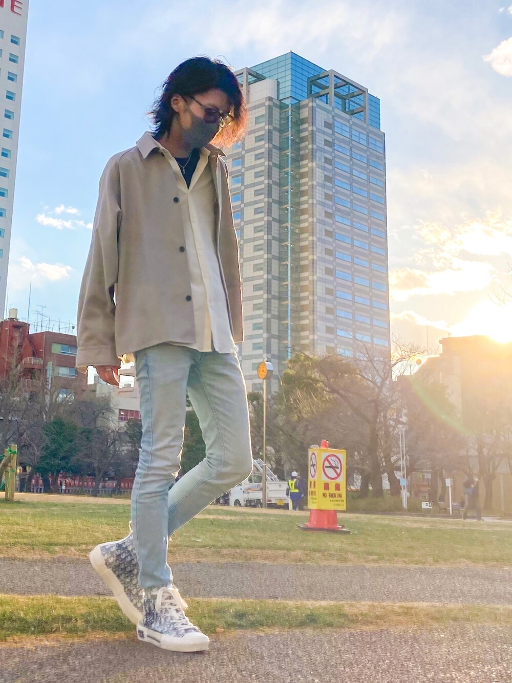 「休日スタイル、春アウター、スニーカー、いいね、save、フォローお願いします🤑、シャツ、シンプルコーデ、スキニーデニム、HARE、ユナイテッドトウキョウ、きれいめコーディネート」｜「HAREのアイテム（ミリタリージャケット、グレー系）」を使った、けいさん（メンズ・174cm）の冬コーディネートの1枚目の写真