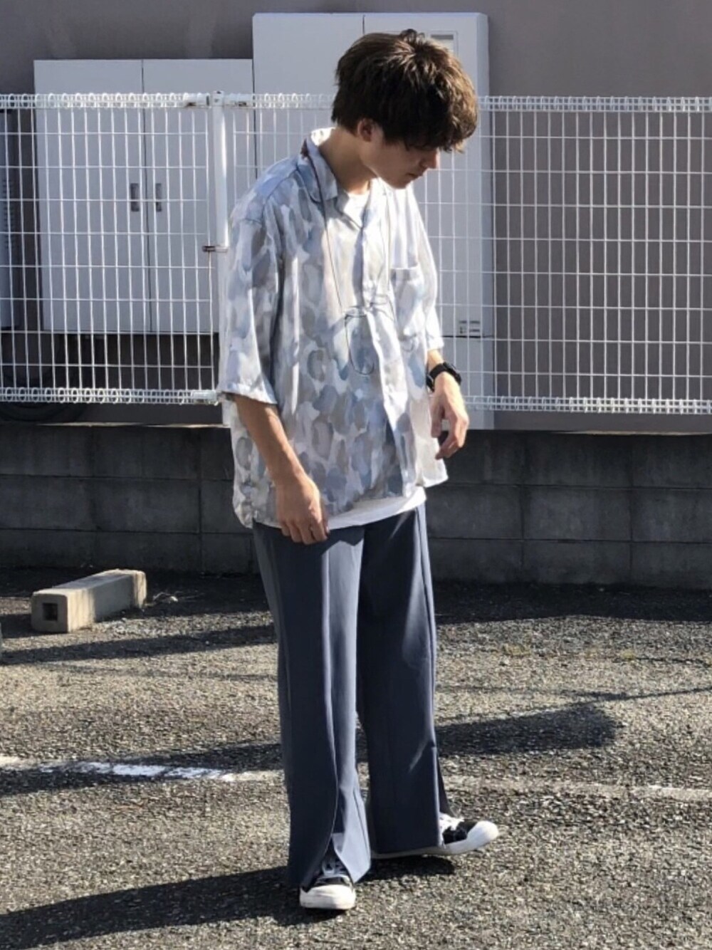 「ブルー、柄シャツ、レイヤードスタイル、スリットパンツ、GU、夏コーデ、夏、スニーカーコーデ、オーバーサイズ、服にわか勢」｜「HAREのアートガラカイキンシャツ(HARE)（シャツ/ブラウス、ホワイト系）」を使った、間井谷　勇生【大阪美容師】さん（メンズ・169cm）の秋コーディネートの1枚目の写真