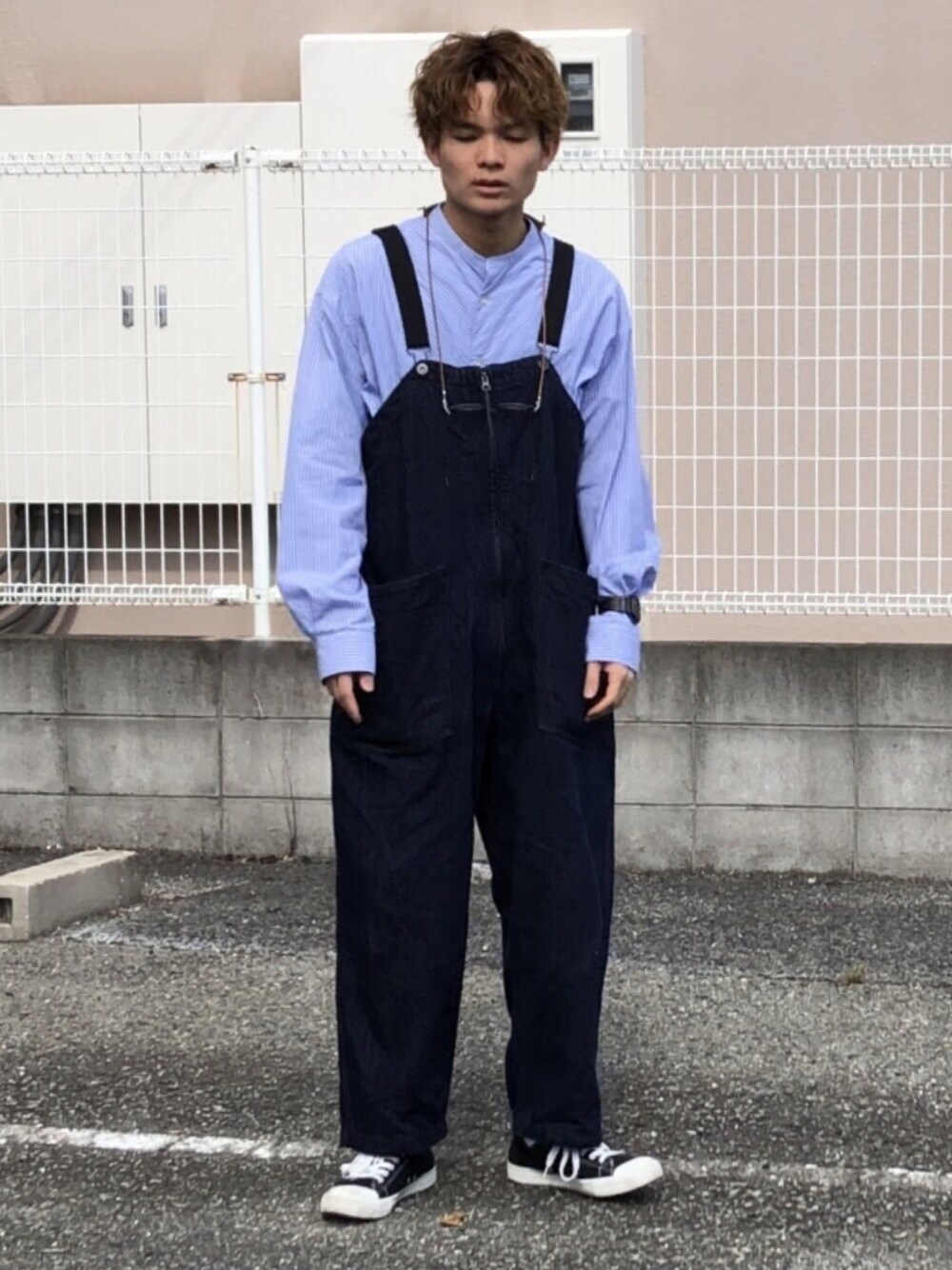 ブルー系のシャツ/ブラウス、ブルー系のサロペット/オーバーオール、ベージュ系のその他小物を着用したメンズの秋コーディネートの1枚目の写真