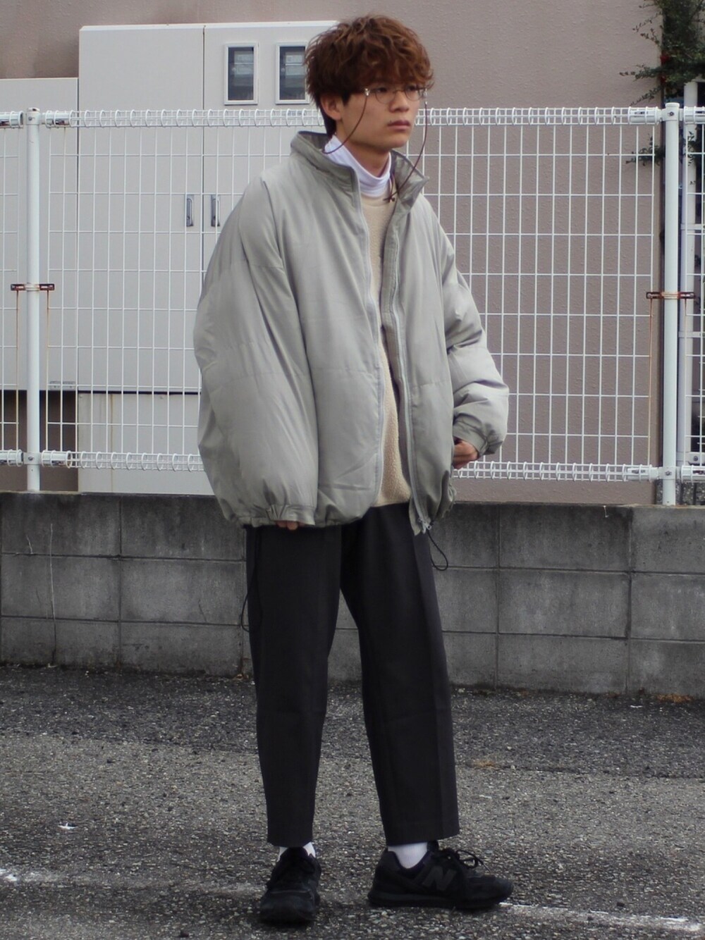 「ダウンジャケット、ダウン、ペールトーン、年末WEAR感謝祭、ビッグシルエット、冬のコーデ、スニーカー、ユニクロコーデ、冬コーデ、服にわか勢」｜「kutirの【youtuberげんじさん紹介商品】中綿ダウンライクモンスタージャケット（ダウンジャケット/コート、グレー系）」を使った、間井谷　勇生【大阪美容師】さん（メンズ・169cm）の冬コーディネートの1枚目の写真