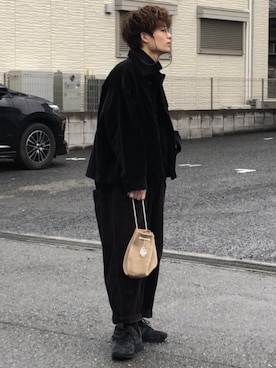「オールブラック」｜「アイテム（サロペット/オーバーオール）」を使った、間井谷　勇生【大阪美容師】さん（メンズ・169cm）の春コーディネート