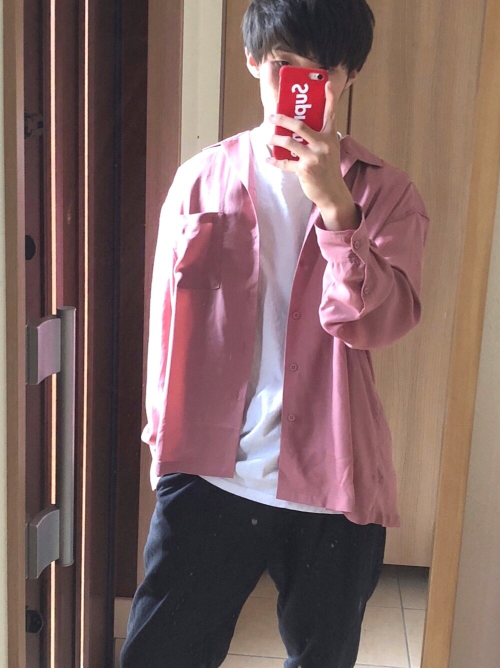 ピンク系のTシャツ/カットソー、ホワイト系のトップス、ブラック系のパンツを着用したメンズの秋コーディネートの1枚目の写真