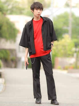 スラックスを使った 赤シャツ のメンズ人気ファッションコーディネート 季節 6月 8月 Wear