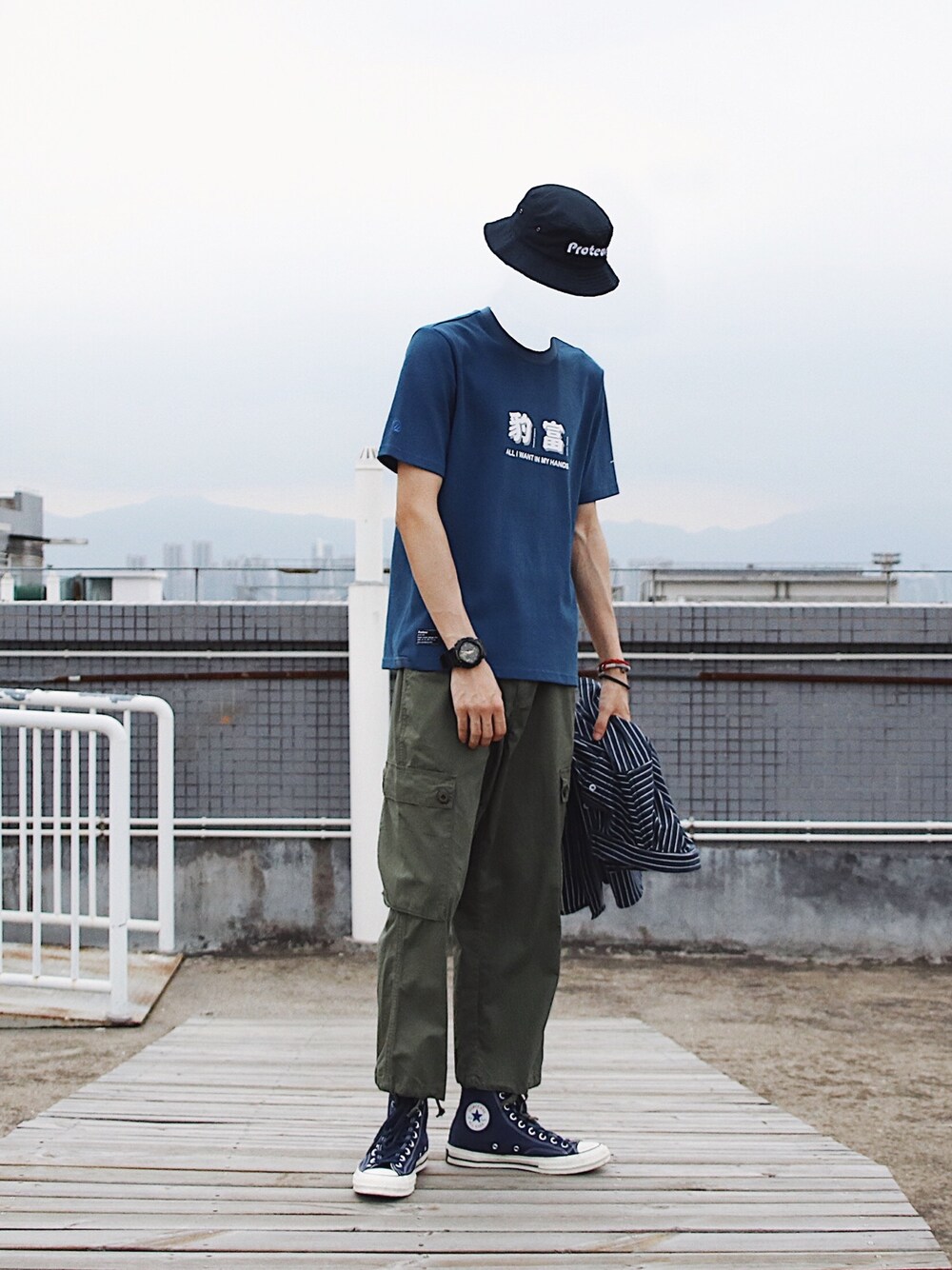 「シンプル、夏コーデ、シャツスタイル、ストリート、デニム、ボーダー、コンバース、カジュアル、ootd」｜「Proteusのアイテム（チノパンツ、グリーン系）」を使った、灰白光さん（メンズ・176cm）の夏コーディネートの1枚目の写真