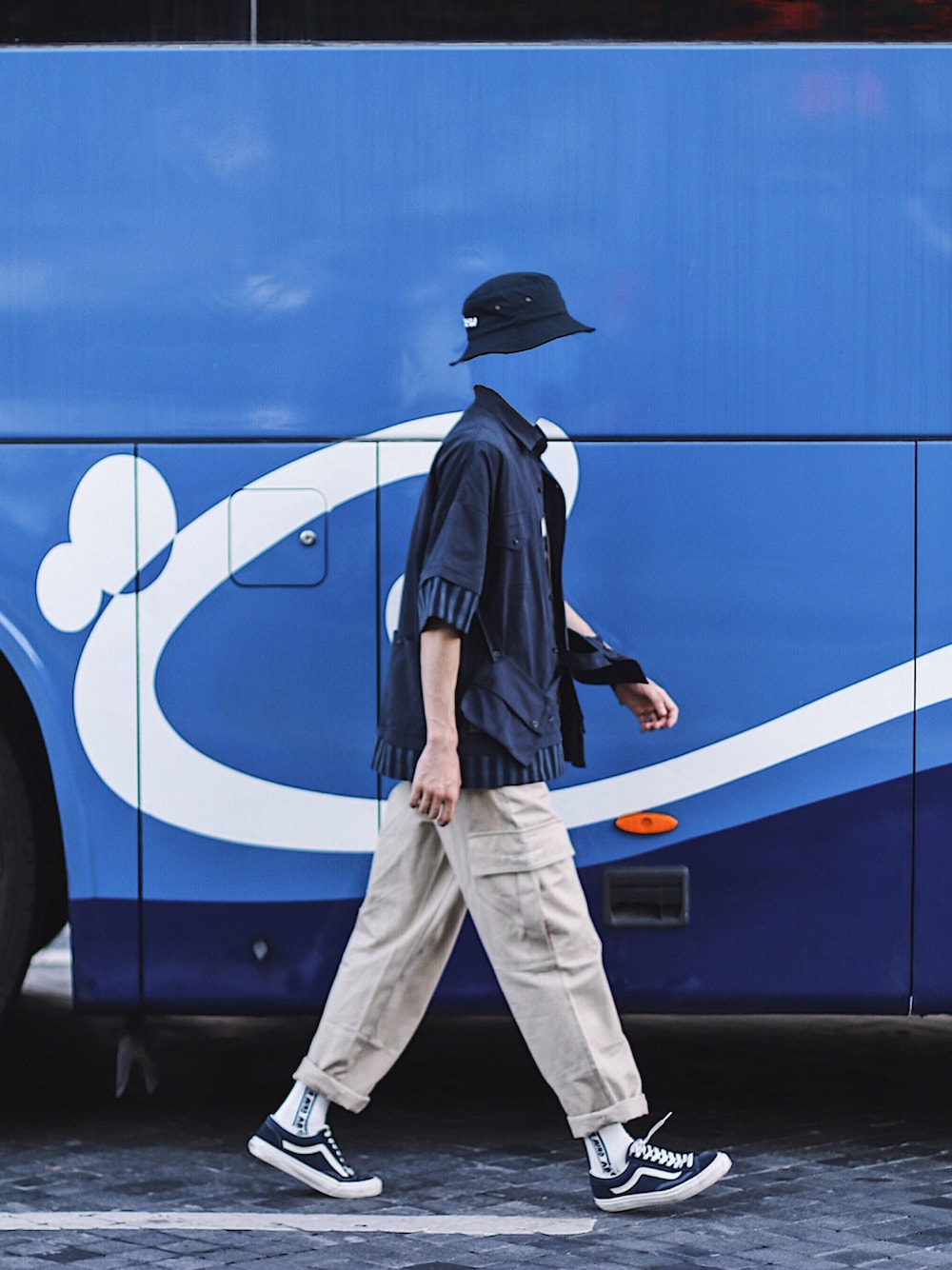 「ラフ、シンプルコーデ、オトナカジュアル、休日スタイル、ゆるコーデ、カジュアルコーデ、キャップ、VANS、ootd」｜「Proteusのアイテム（シャツ/ブラウス、ブルー系）」を使った、灰白光さん（メンズ・176cm）の夏コーディネートの1枚目の写真