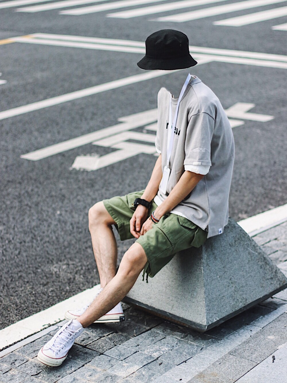 「夏コーデ、シンプルコーデ、カジュアルコーデ、Tシャツ、スニーカー、大人カジュアル、ootd、street、サンダル」｜「Proteusのアイテム（Tシャツ/カットソー、グレー系）」を使った、灰白光さん（メンズ・176cm）の夏コーディネートの1枚目の写真