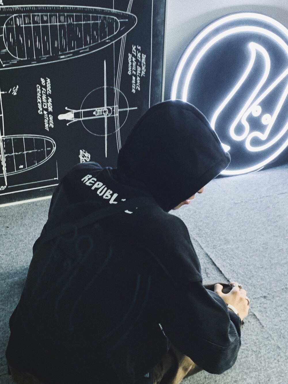 「黒、休日スタイル、休日コーデ、春コーデ、春、ootd、Proteus、converse」｜「Proteusのアイテム（パーカー、ブラック系）」を使った、灰白光さん（メンズ・176cm）の冬コーディネートの1枚目の写真